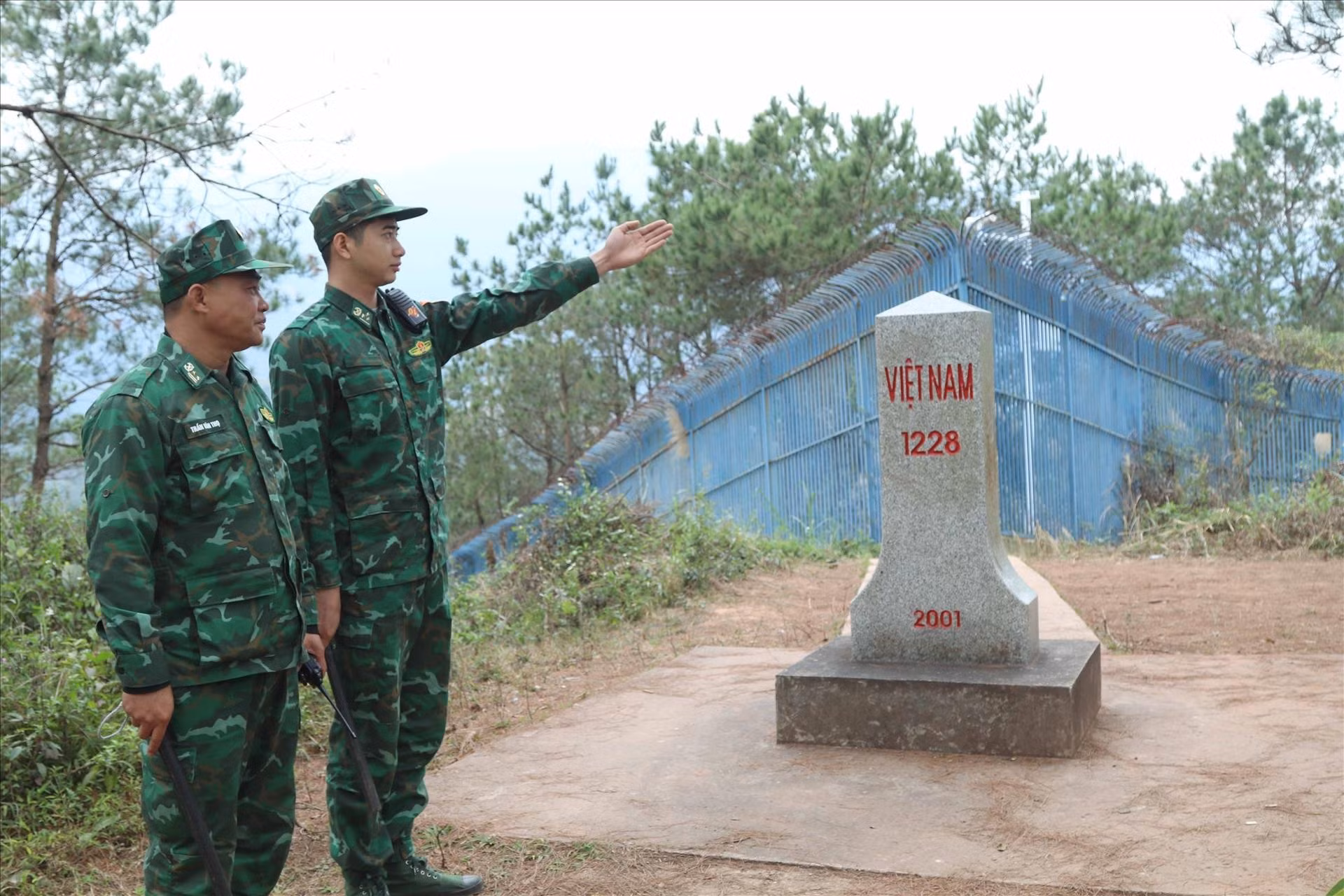 Bộ đội biên phòng cửa khẩu Chi Ma, tỉnh Lạng Sơn kiểm tra cơ động tại khu vực mốc 1228. Ảnh: Quang Duy/TTXVN