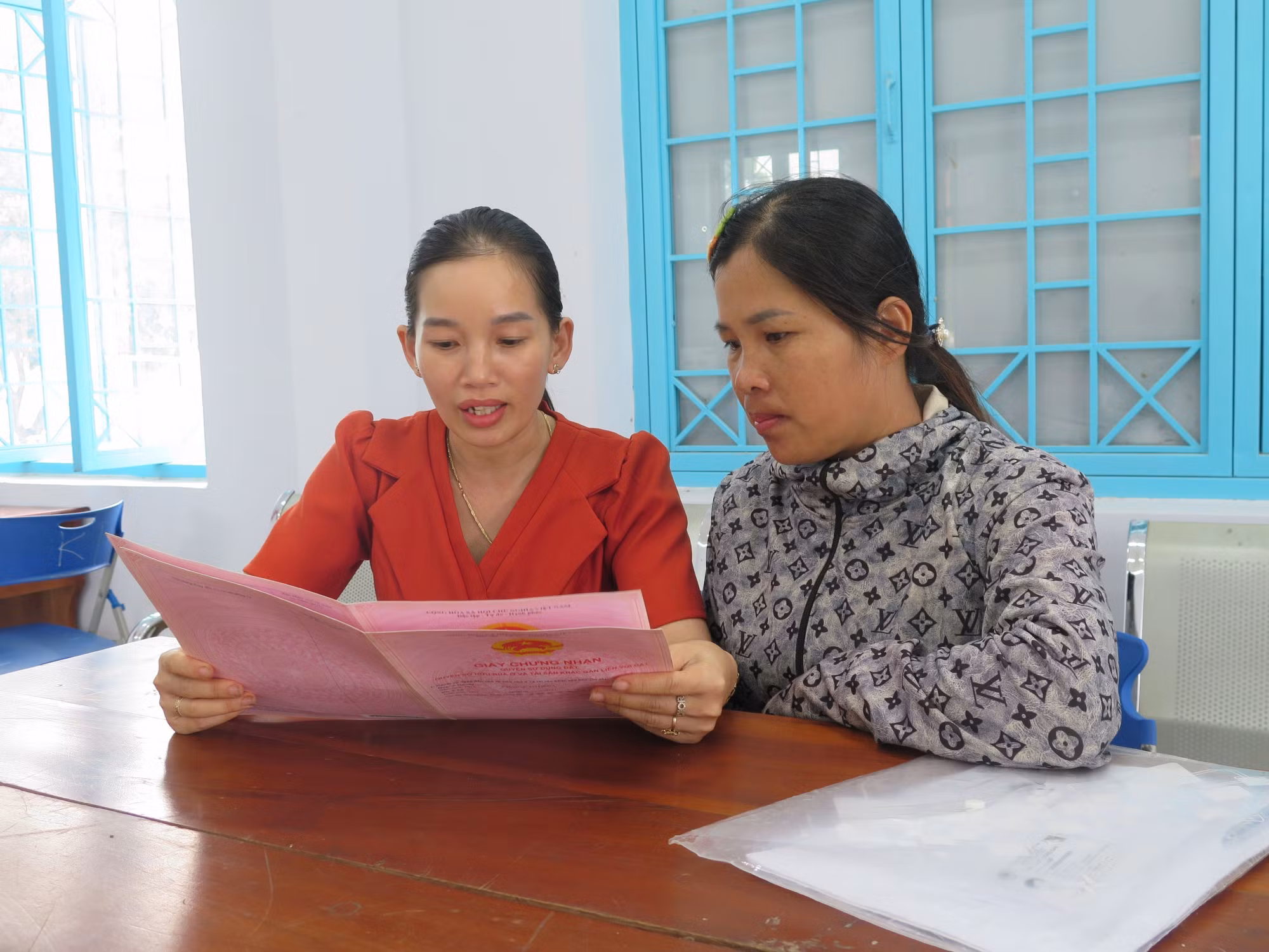 Trung tâm phục vụ Hành chính công xã Dục Nông giải quyết thủ tục cho người dân sáng 1/7.