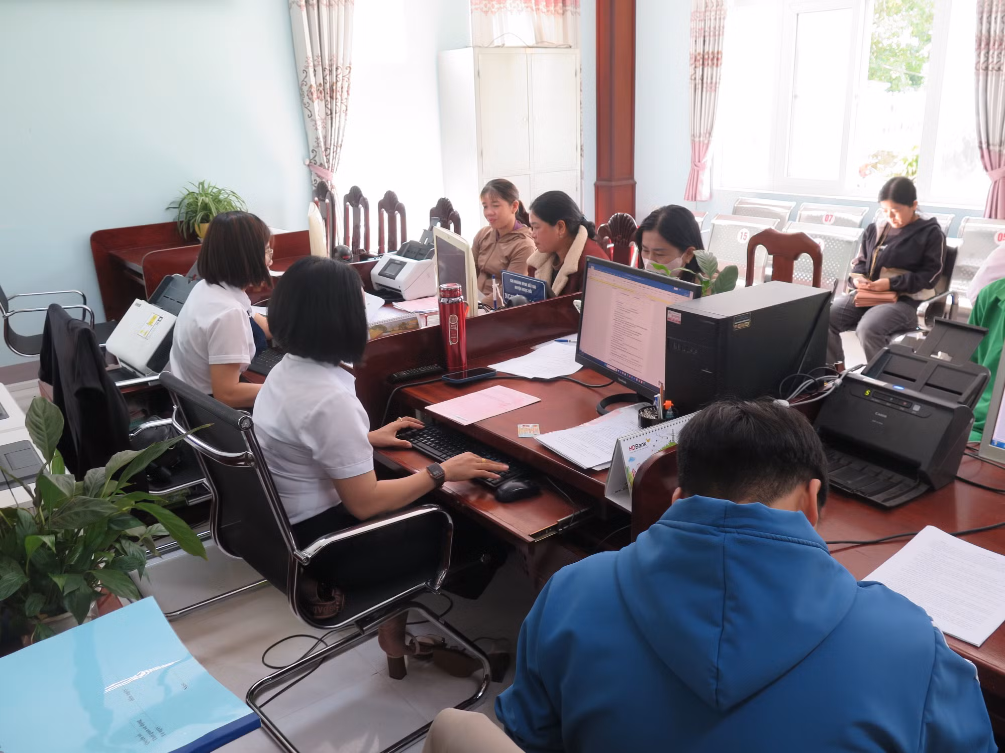 Các cán bộ Trung tâm phục vụ Hành chính công xã Bờ Y giải quyết thủ tục cho người dân sáng 1/7.