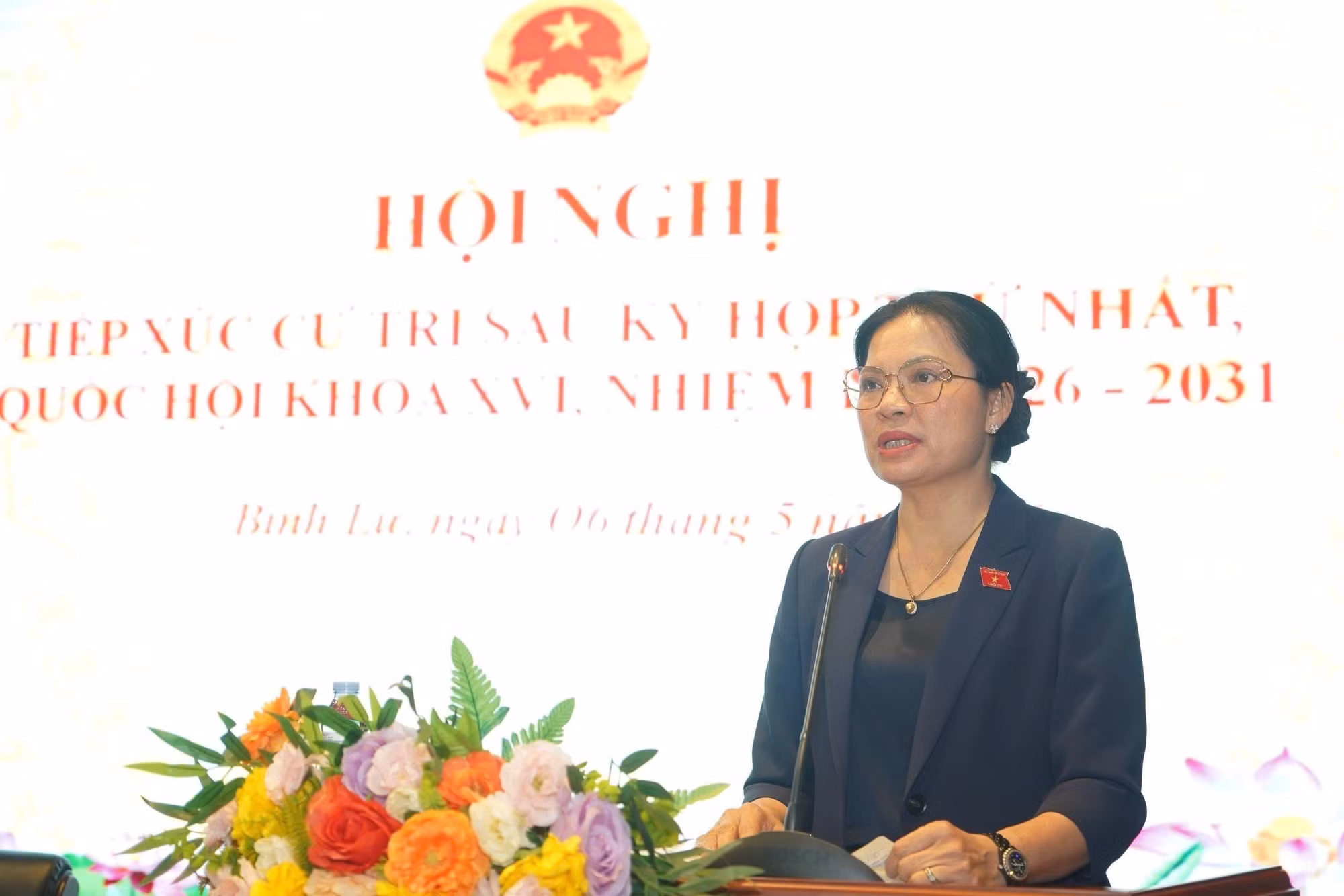Đồng chí Hà Thị Nga, Phó Chủ tịch - Tổng Thư ký Ủy ban Trung ương Mặt trận Tổ quốc Việt Nam phát biểu tại tiếp xúc cử tri ở xã Bình Lư, tỉnh Lai Châu.