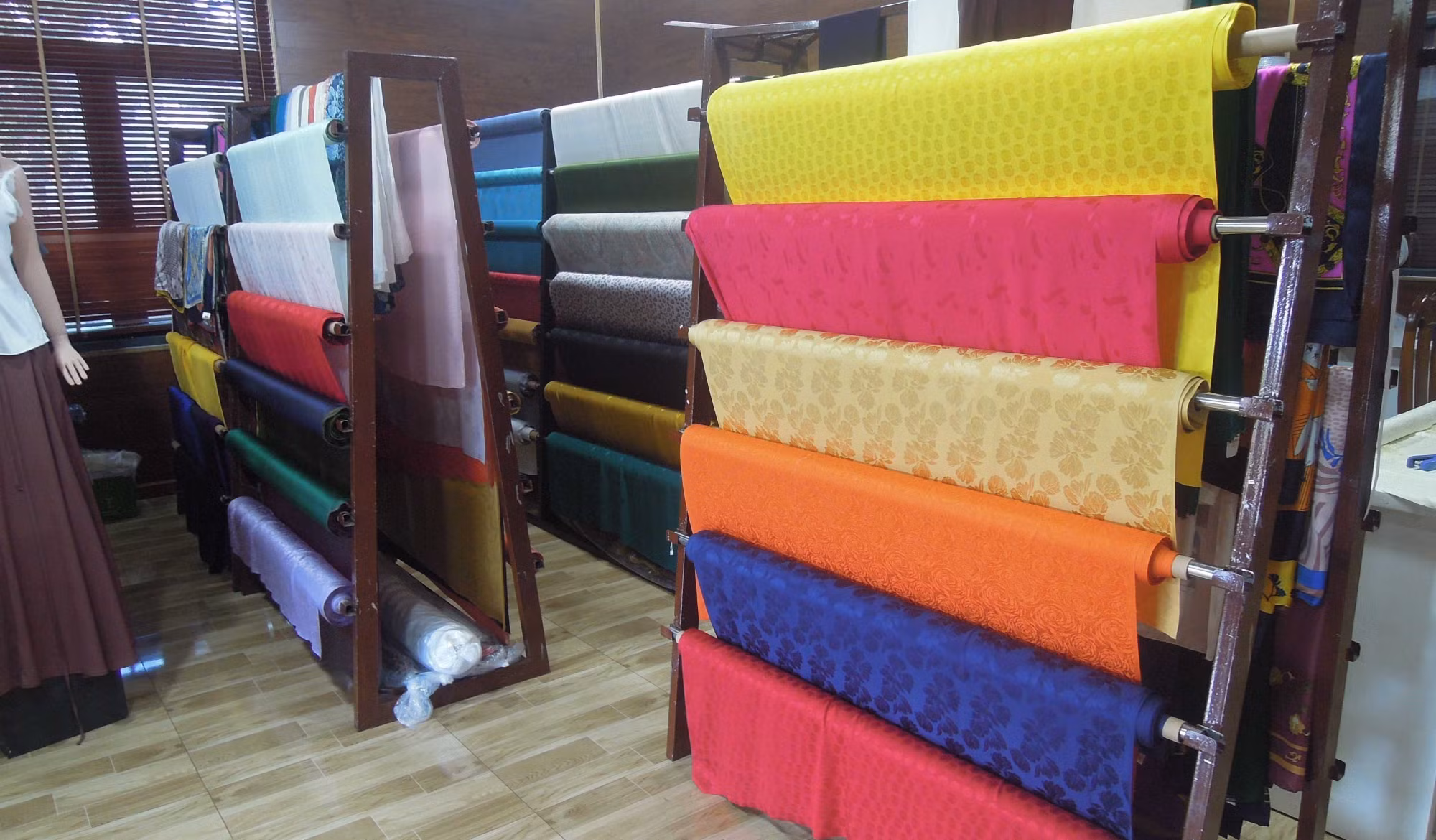 Công ty TNHH Xe tơ - Dệt lụa Hà Bảo (Phường B’Lao, tỉnh Lâm Đồng) vẫn giữ vững nghề dệt lụa dù phải gặp rất nhiều khó khăn.