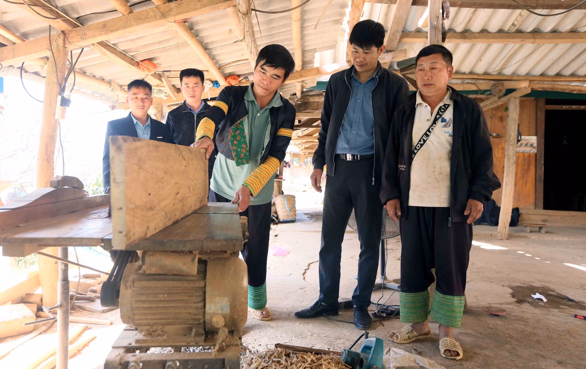 Từ năm 2010, anh Giàng A Nủ, dân tộc Mông ở bản Hua Chiến, xã Mường La, tỉnh Sơn La, đã tự học hỏi thêm nghề thợ mộc để phục vụ nhân dân. Nhờ vậy, hàng năm anh cũng có thêm thu nhập vài chục triệu đồng.