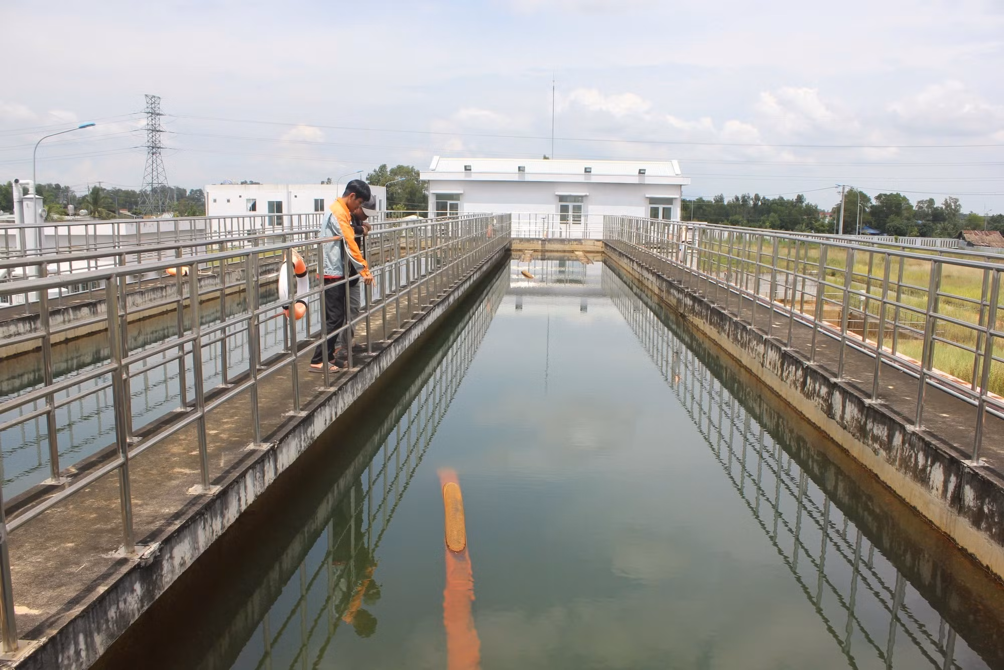 Nhân viên Trung tâm Nước sạch và Vệ sinh môi trường tỉnh Tây Ninh kiểm tra bể lọc nước. Ảnh: Thanh Tân/TTXVN