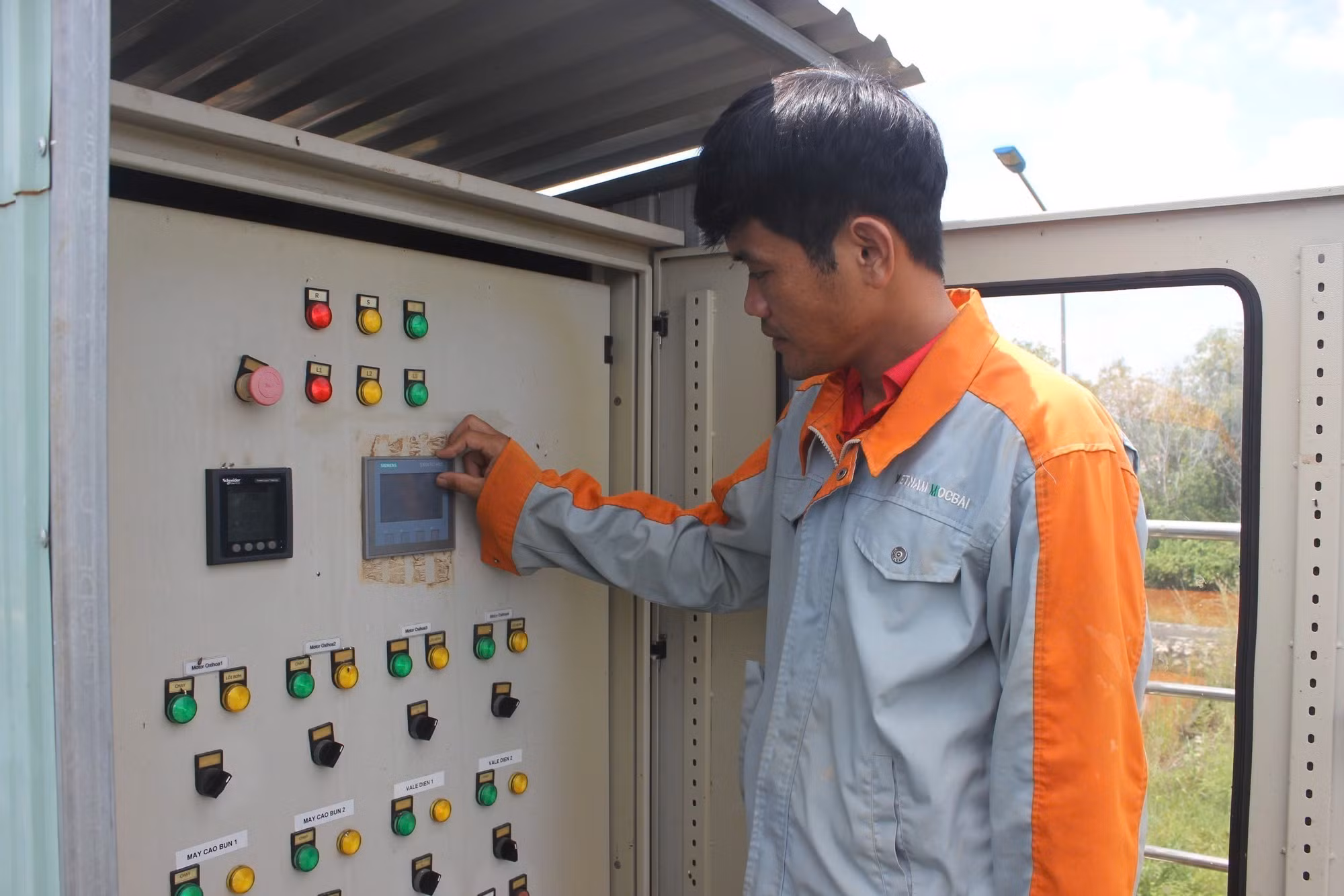 Nhân viên Trung tâm Nước sạch và Vệ sinh môi trường tỉnh Tây Ninh giám sát, điều khiển hệ thống lọc nước tự động. Ảnh: Thanh Tân/TTXVN