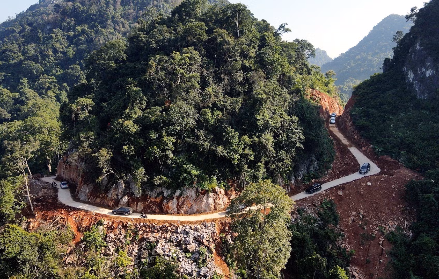 Con đường dài gần 3 km từ thôn Làng Đăm, xã Vạn Linh vào khu dân cư Lân Nóng, thôn Loi, xã Cai Kinh, tỉnh Lạng Sơn uốn khúc quanh sườn núi.