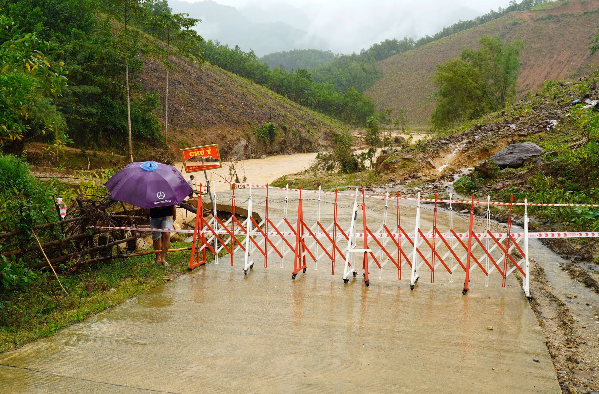 Chính quyền địa phương rào chắn, cắm biển cảnh báo nguy hiểm ngăn không cho người và phương tiện qua lại.