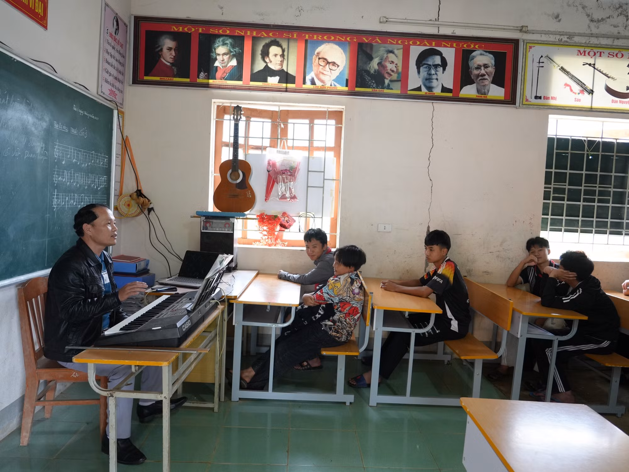 Sau khi hoàn thành hệ thống trường PTDTNT liên cấp tại các xã biên giới, học sinh sẽ được học trong những lớp học khang trang, đầy đủ cơ sở vật chất và phòng học âm nhạc riêng biệt.