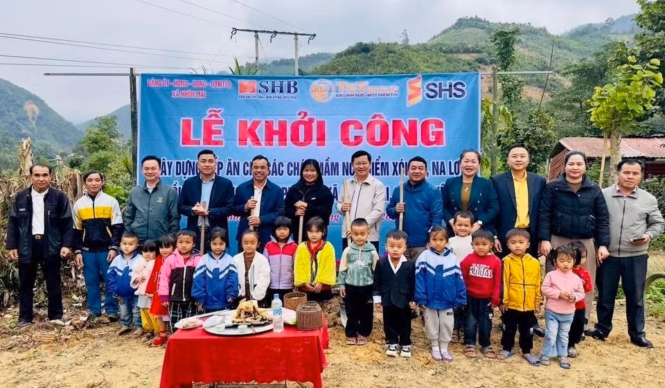 Đại diện lãnh đạo cấp ủy, chính quyền địa phương, các đơn vị hỗ trợ kinh phí, người dân địa phương và đông đảo giáo viên, các cháu học sinh chụp ảnh kỷ niệm trong ngày khởi công các công trình bếp ăn. Ảnh: TTXVN phát