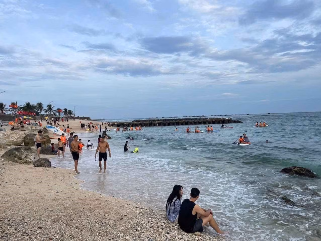 Du khách vui chơi tại bãi biển Lý Sơn.