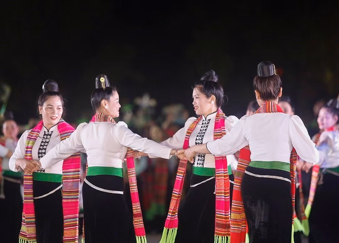 Phụ nữ dân tộc Thái duyên dáng trong trang phục truyền thống tại hội thi “Lung linh vòng Xòe” năm 2026.