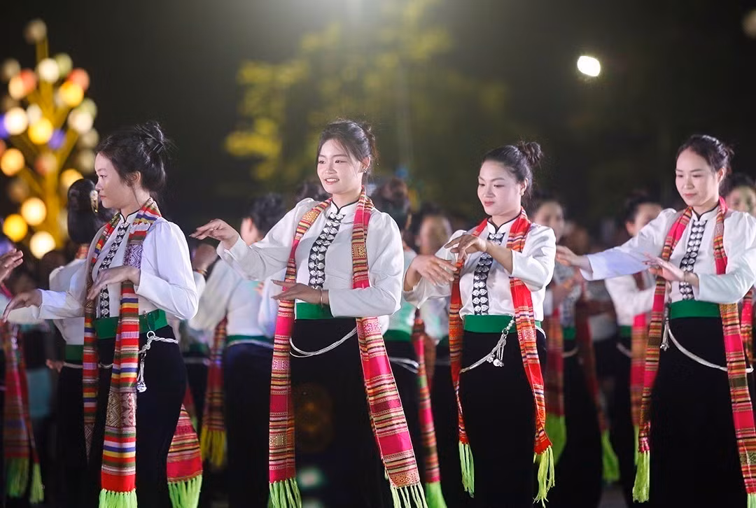Phụ nữ dân tộc Thái duyên dáng trong trang phục truyền thống tại hội thi “Lung linh vòng Xòe” năm 2026.