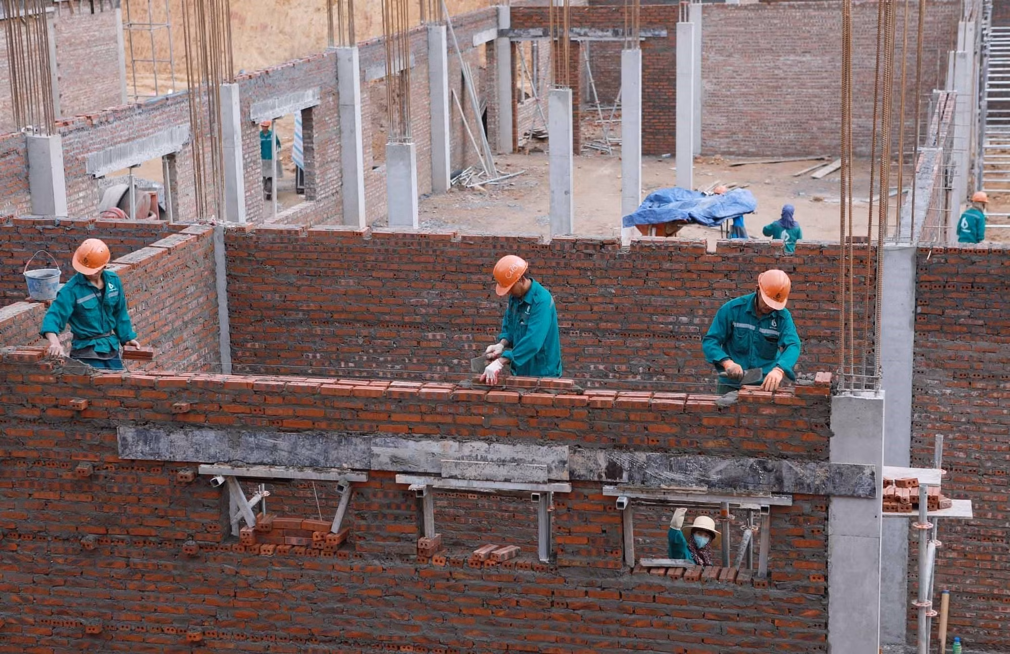 Thời tiết giá rét nhưng từng hàng gạch đang được hoàn thiện các hạng mục của ngôi trường dành cho con em đồng bào các dân tộc trên địa bàn xã biên giới.
