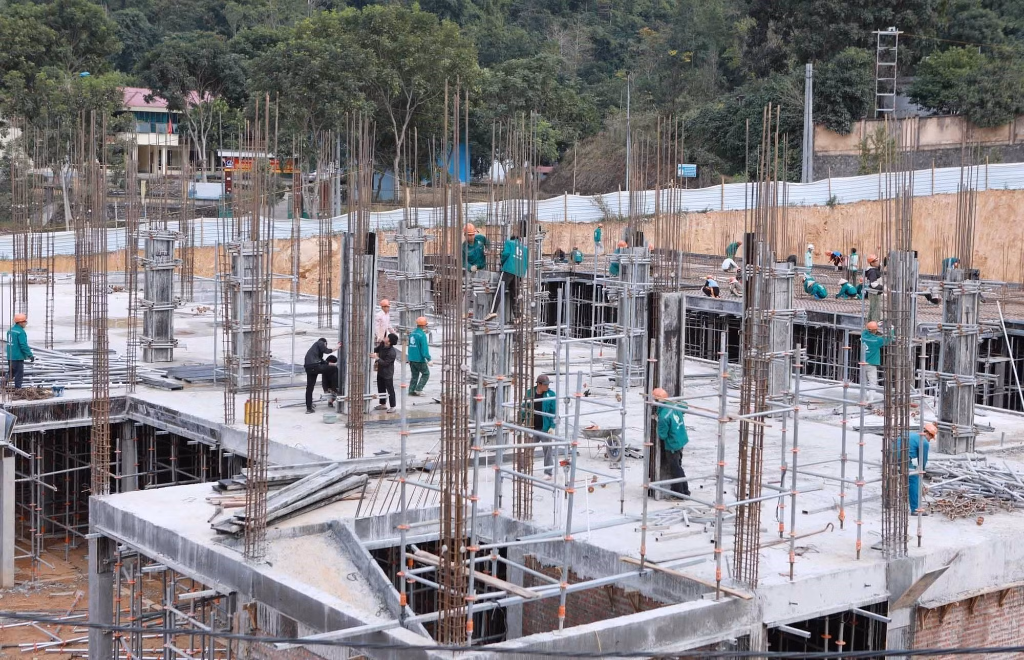Thi công khu vực nhà hiệu bộ của Dự án.