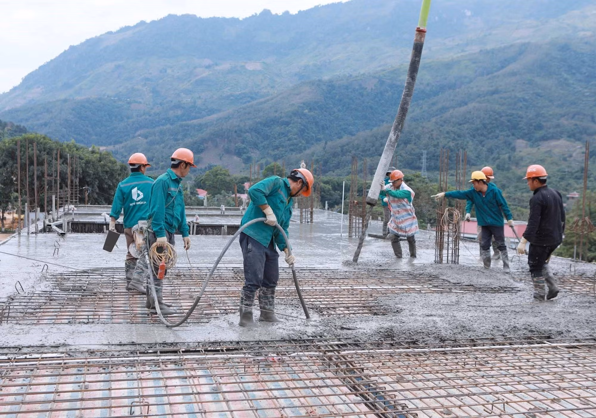 Đơn vị thi công dùng thiết bị máy móc hiện đại để bơm bê tông đổ mái, kết hợp đầm góp phần đảm bảo kết cấu chất lượng công trình.