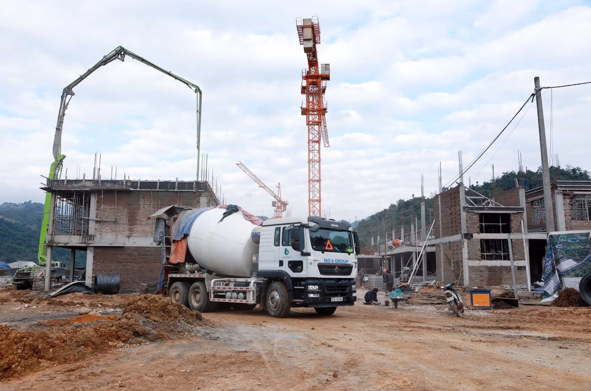 Để thi công an toàn, đẩy nhanh tiến độ, đơn vị thi công trang bị hệ thống máy móc, thiết bị mới 100% phục vụ cho công trình.