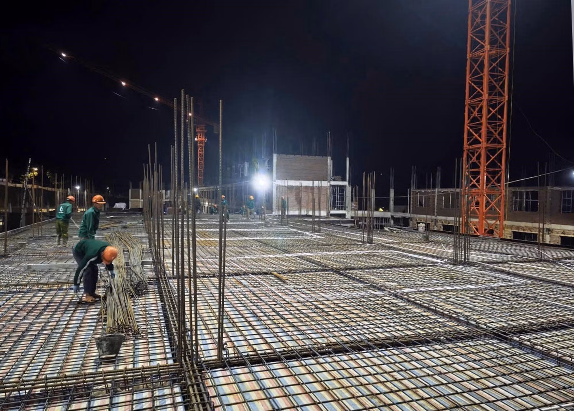 Nhằm đẩy nhanh tiến độ cũng như tính chất của từng hạng mục nên đơn vị thi công tăng ca, tăng kíp thi công cả ban đêm.