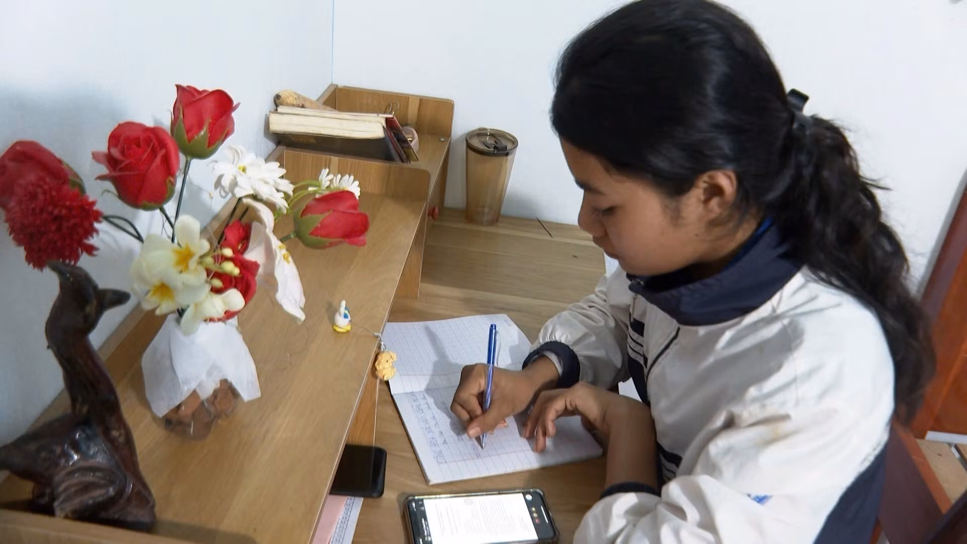 Nữ thanh niên Siu Hà, làng Siu, xã Ia Boòng, tỉnh Gia Lai tự nguyện viết đơn tình nguyện tham gia nghĩa vụ quân sự năm 2026.