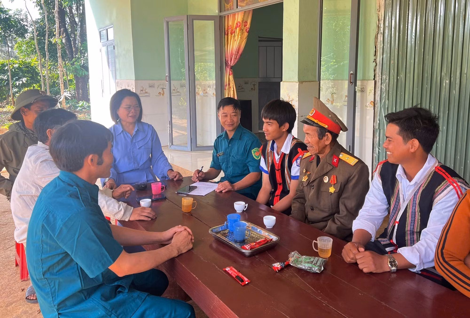 Chính quyền địa phương đến thăm hỏi, động viên gia đình nam thanh niên Puih Nhiên, làng Bẹk, xã Ia Grai, tỉnh Gia La trước khi lên đường tham gia nghĩa vụ quân sự năm 2026. Ảnh: Hồng Điệp - TTXVN