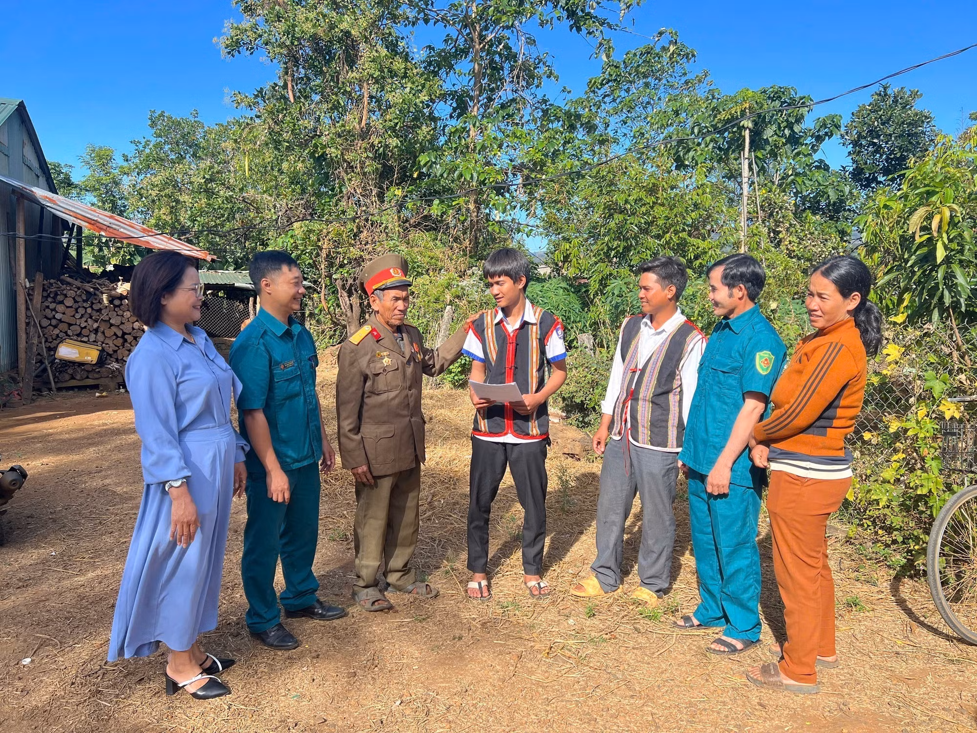 Chính quyền địa phương đến thăm hỏi, động viên nam thanh niên Puih Nhiên, làng Bẹk, xã Ia Grai, tỉnh Gia Lai tự nguyện viết đơn tình nguyện tham gia nghĩa vụ quân sự năm 2026.