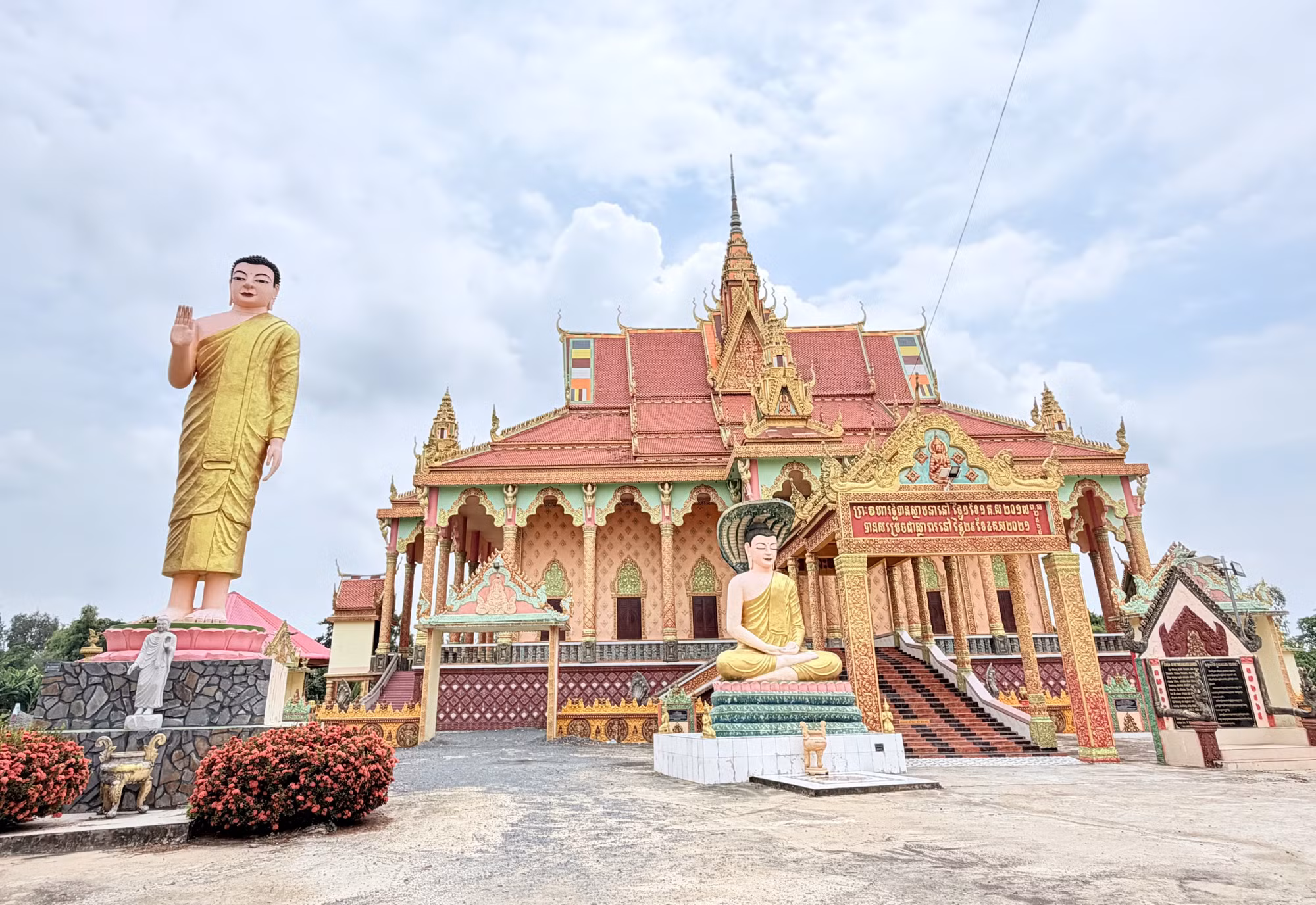 Lối vào chánh điện chùa Serey Meang Kol Sa Kor gây ấn tượng với bức tượng Phật đứng cao 10m.