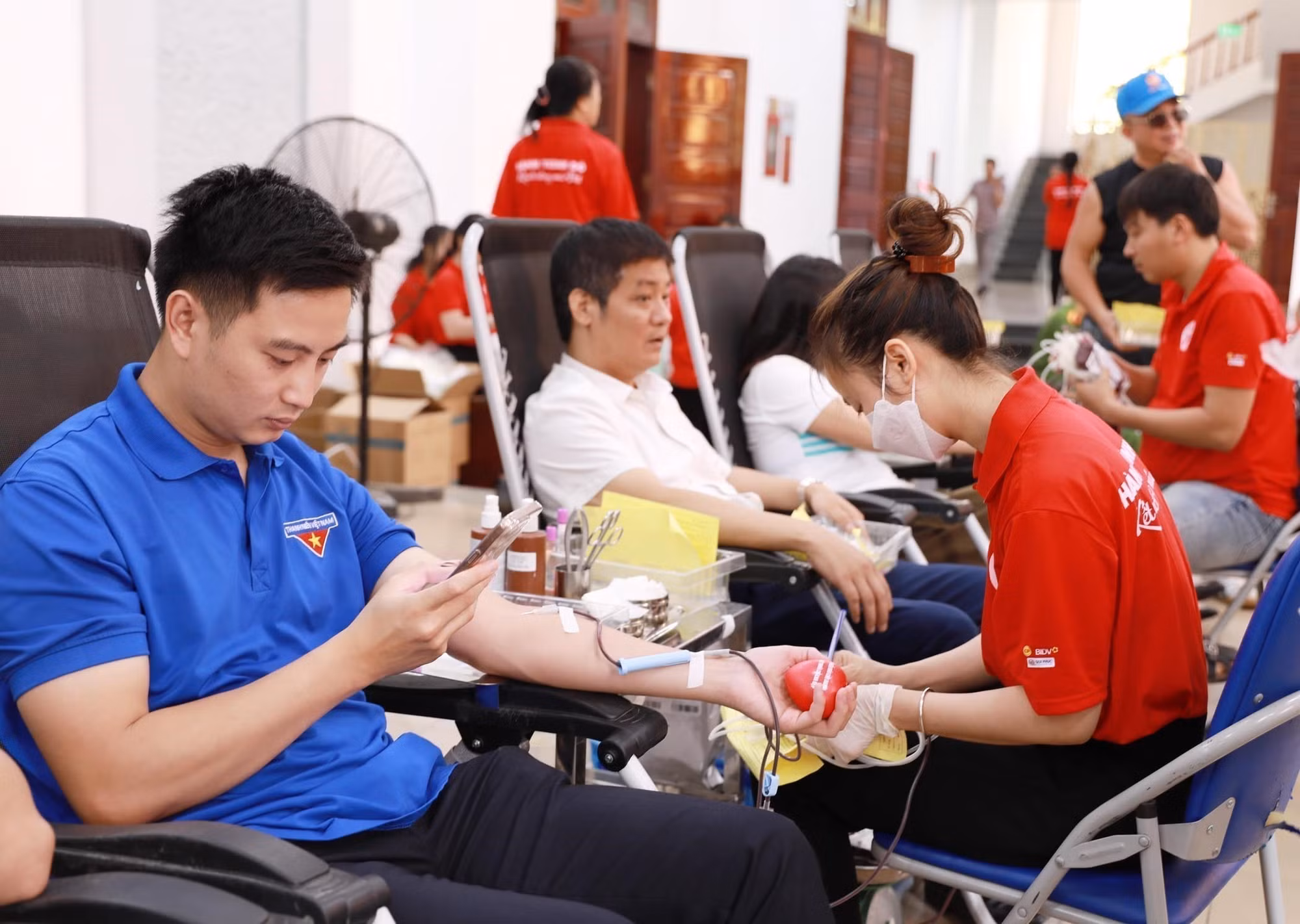 Đoàn viên, thanh niên tham gia hiến máu.