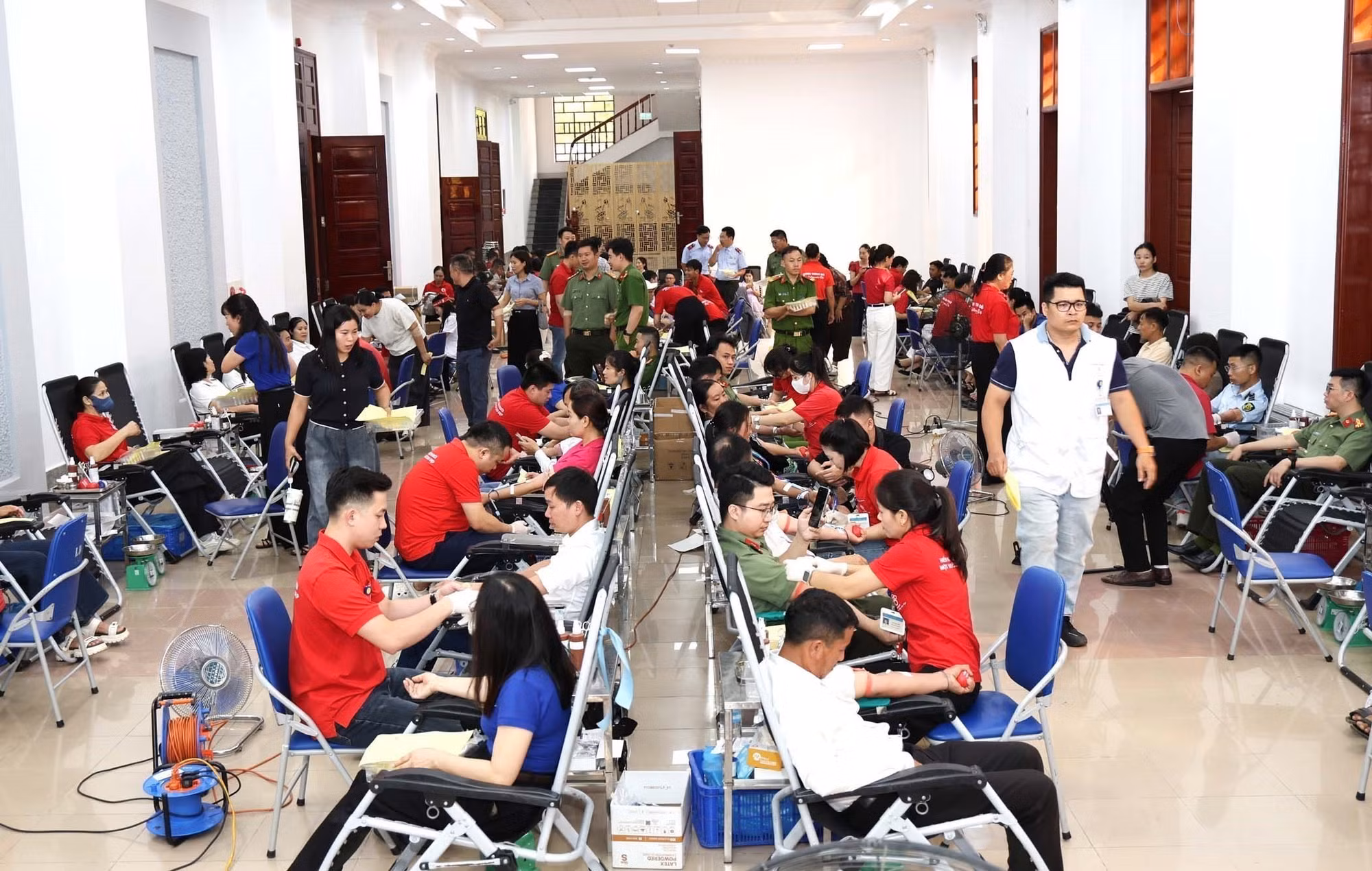 Đông đảo người dân, đoàn viên, thanh niên, các lực lượng vũ trang tham gia hiến máu.