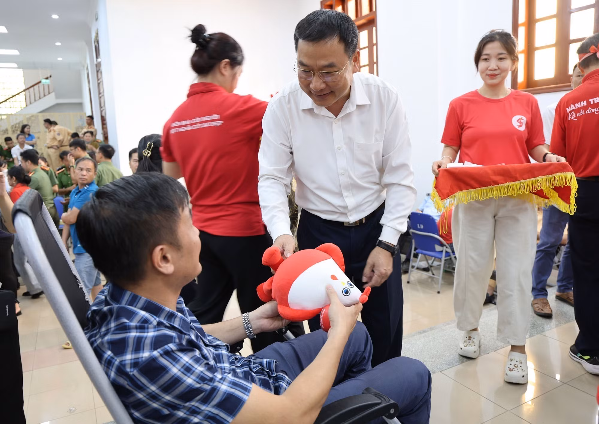 Phó Chủ tịch Thường trực Ủy ban MTTQ Việt Nam tỉnh Lai Châu Tống Thanh Bình trao quà động viên tình nguyện viên hiến máu.