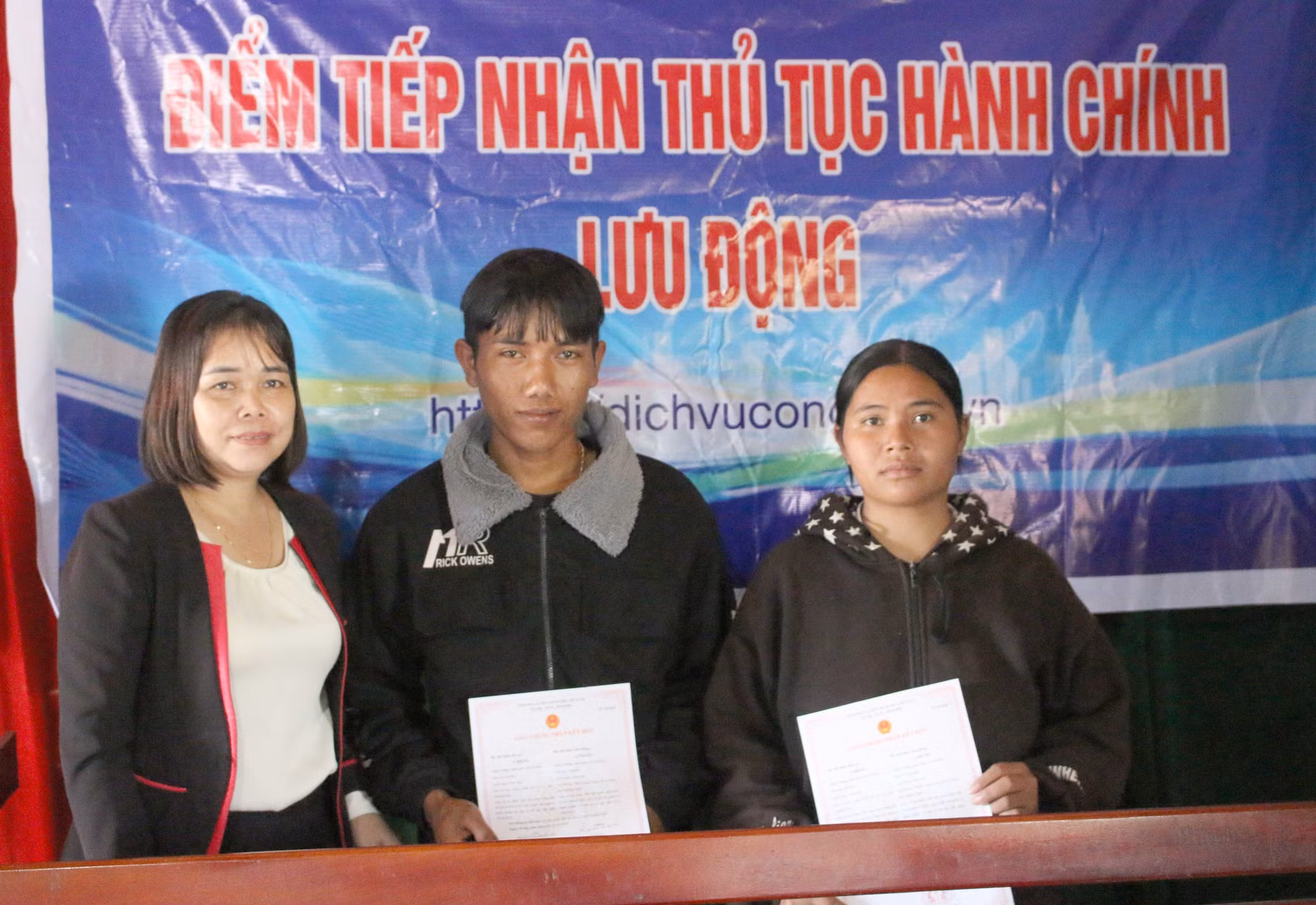 Bà Y Phin, Phó Chủ tịch UBND xã Ya Ly trao giấy chứng nhận kết hôn cho người dân ngay tại buổi tiếp nhận thủ tục hành chính lưu động.