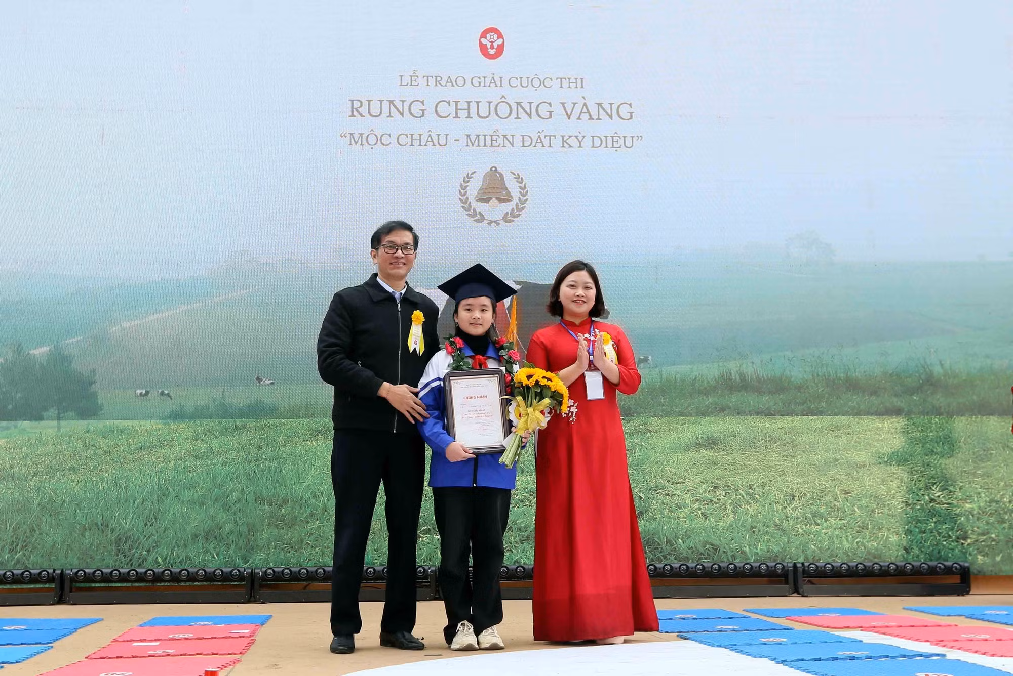 Trao giải Nhất cuộc thi “Rung chuông vàng: Mộc Châu - miền đất diệu kỳ”.