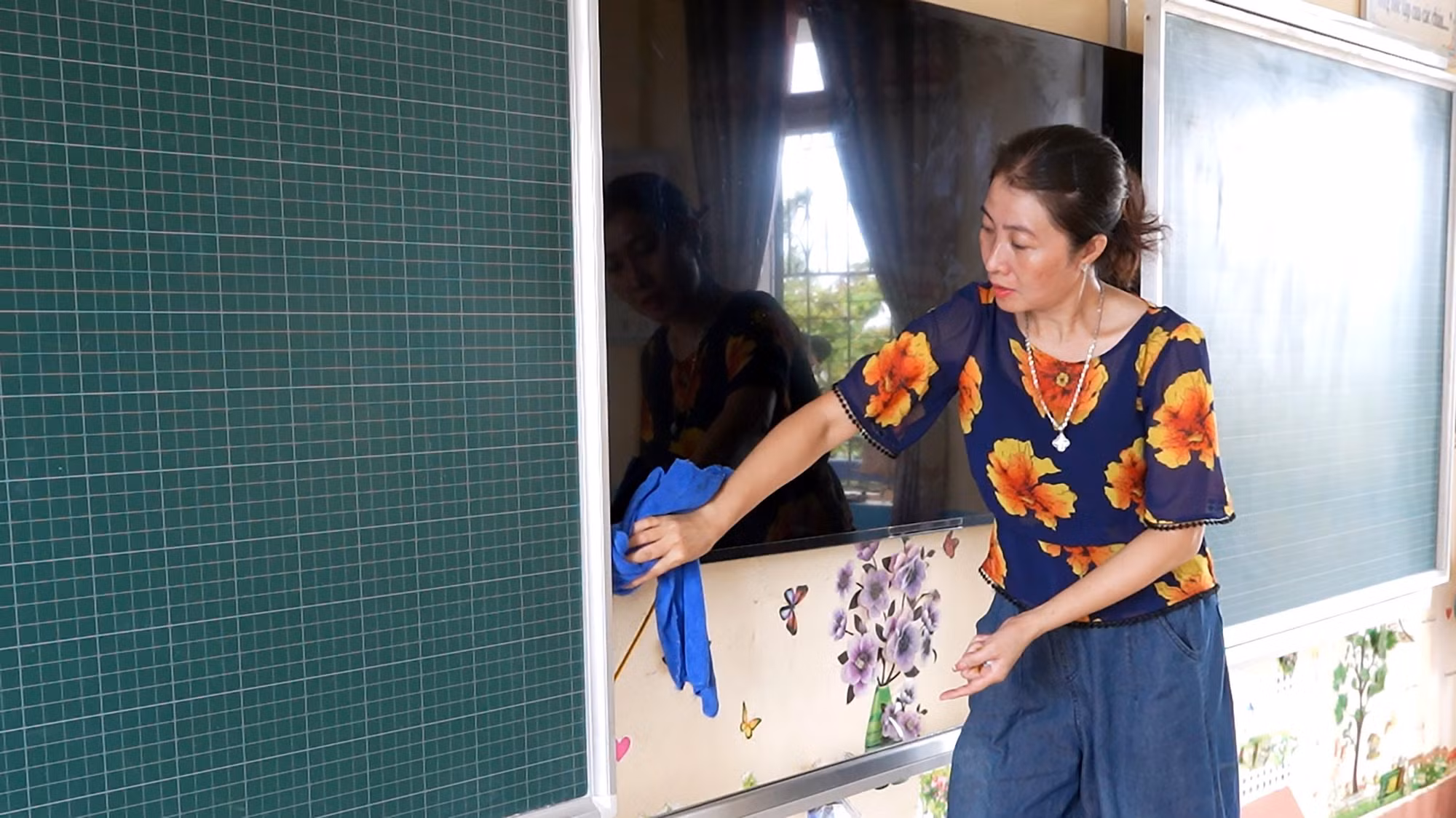 Giáo viên trường tiểu học Đỉnh Bàn (xã Thạch Khê, tỉnh Hà Tĩnh) vệ sinh thiết bị tại các lớp học.