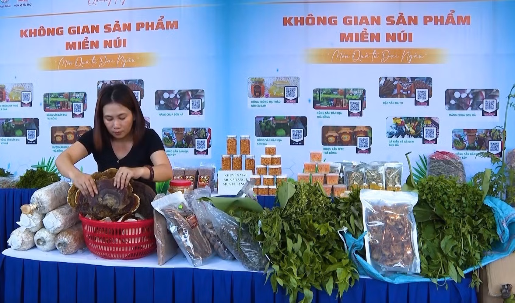 Mô hình trưng bày sản phẩm miền núi tại tỉnh Quảng Ngãi để kết nối tiêu thụ nông sản đến du khách và người tiêu dùng. Ảnh: Hải Âu/TTXVN
