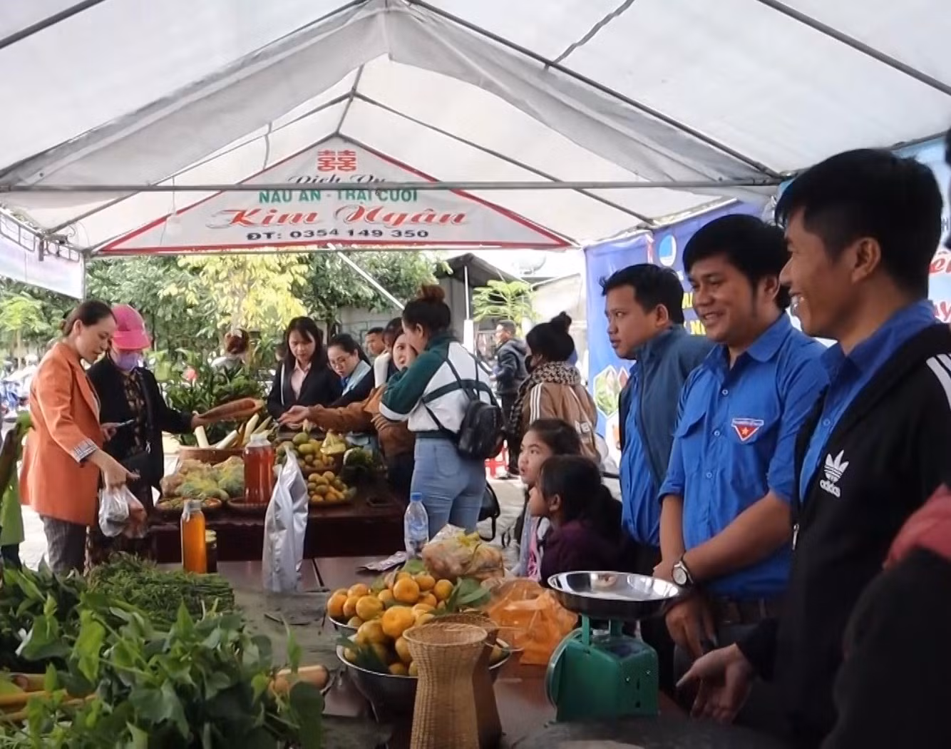 Mô hình trưng bày sản phẩm miền núi tại tỉnh Quảng Ngãi để kết nối tiêu thụ nông sản đến du khách và người tiêu dùng. Ảnh: Hải Âu/TTXVN