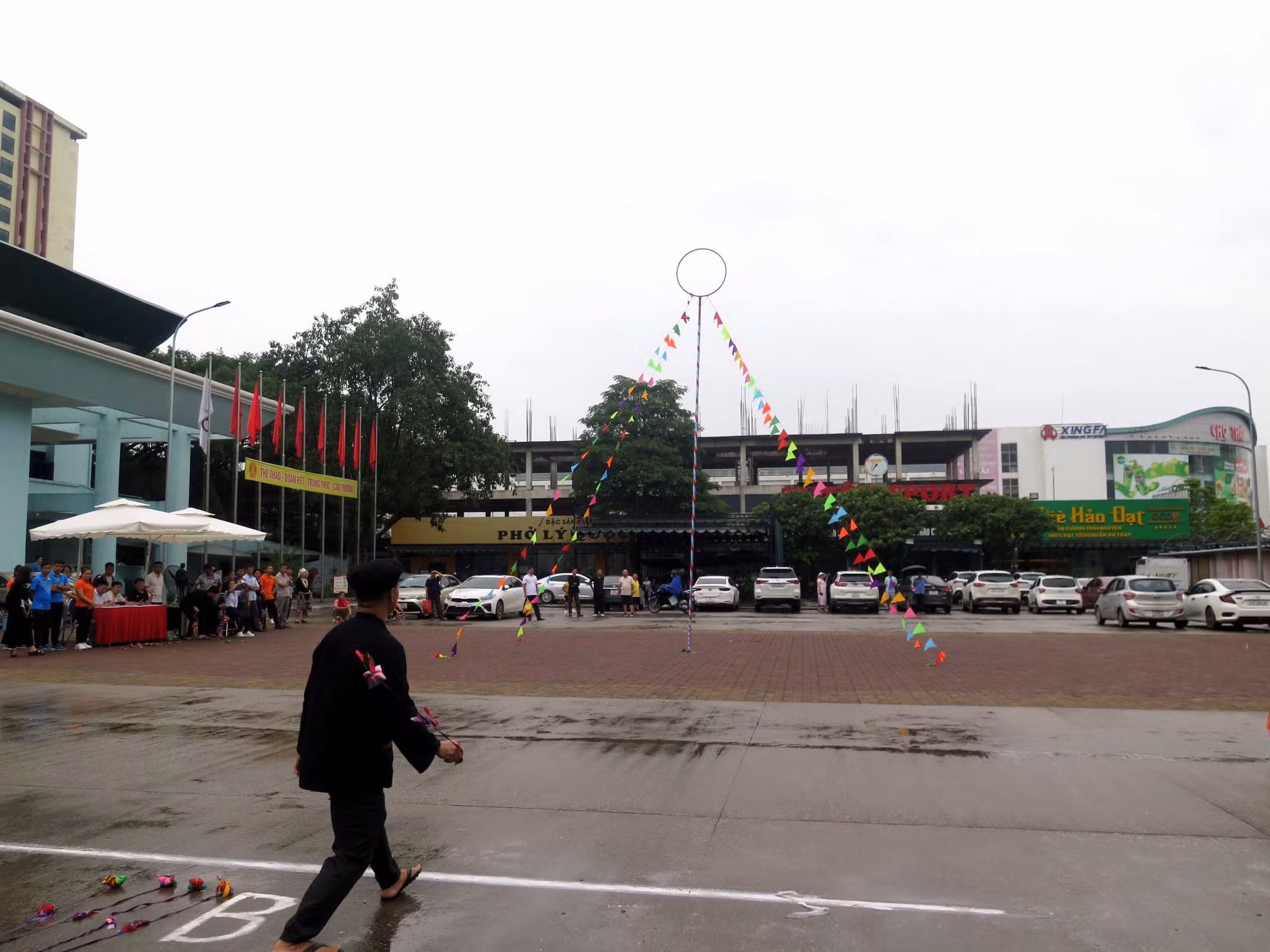 Các vận động viên tham gia thi Tung còn.