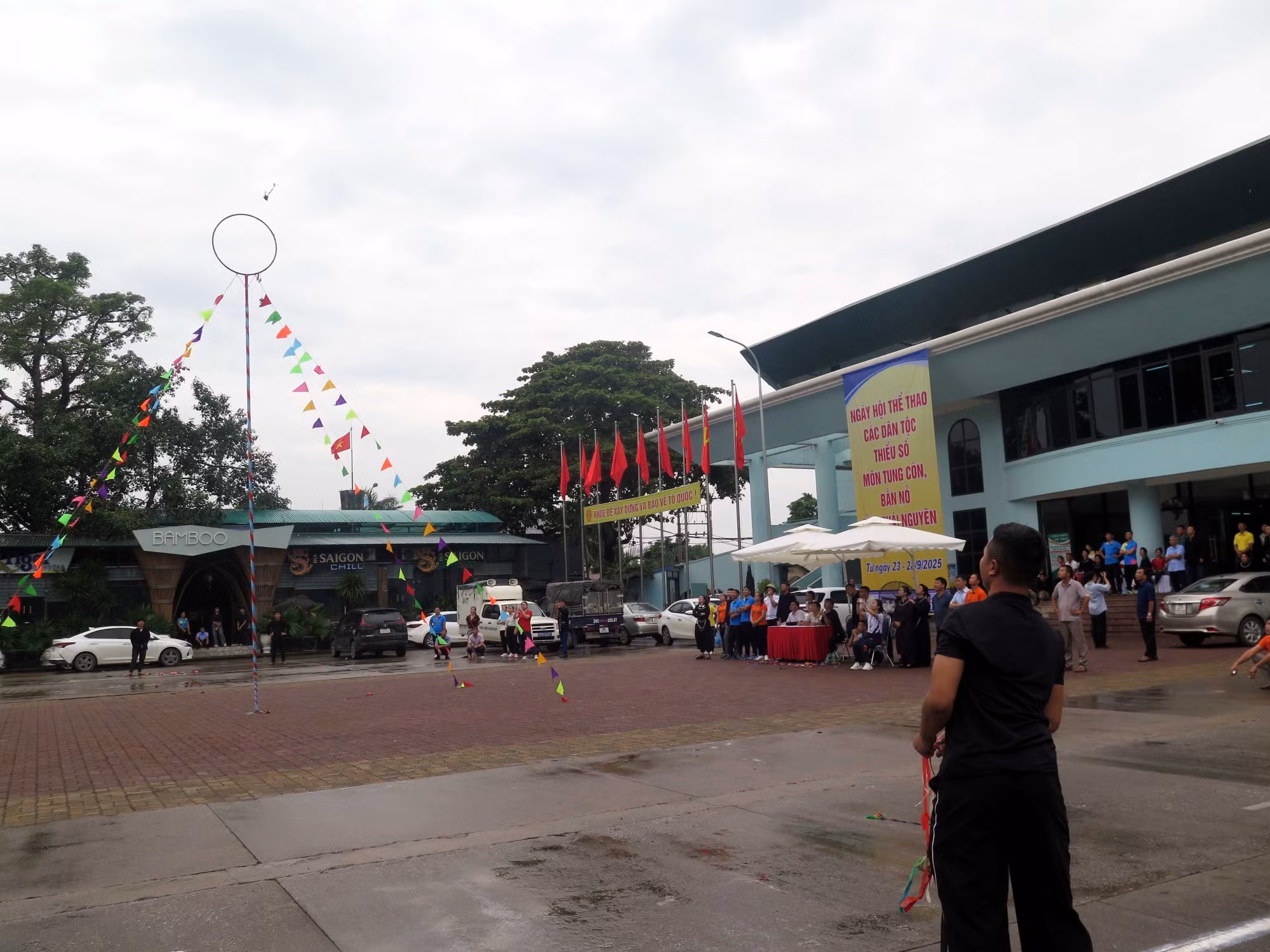 Các vận động viên tham gia thi Tung còn.