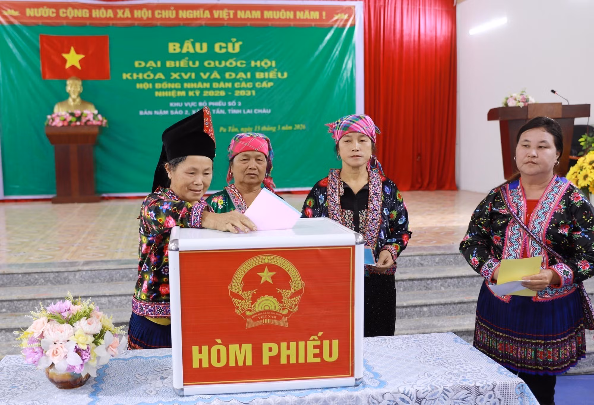 Cử tri bỏ phiếu bầu cử tại khu vực bỏ phiếu số 3, bản Nậm Sảo 2, xã biên giới Pa Tần. Ảnh: Quý Trung/TTXVN