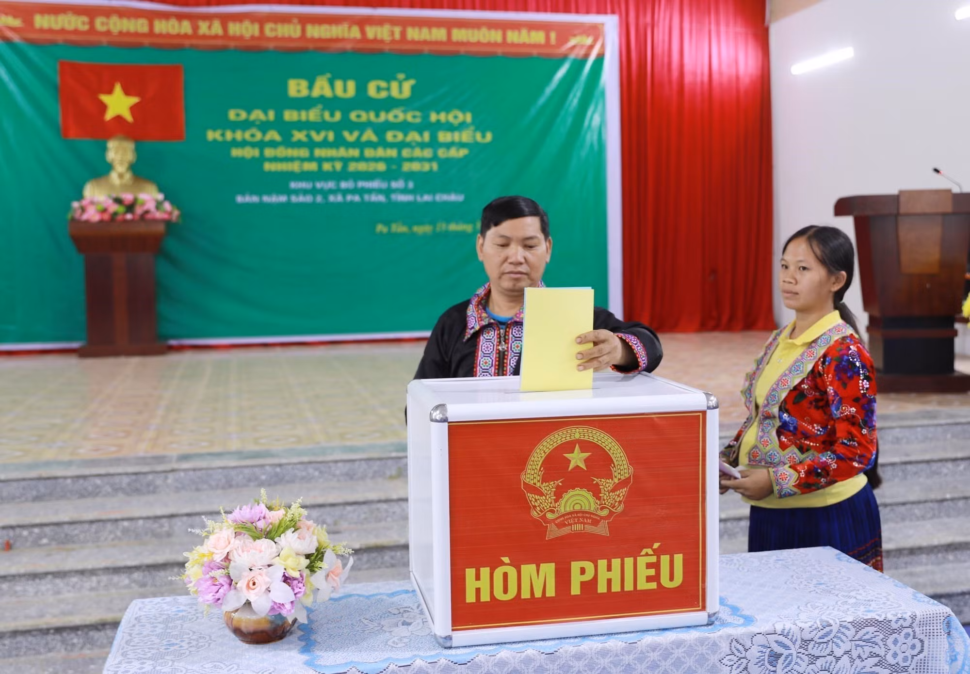 Cử tri bỏ phiếu bầu cử tại khu vực bỏ phiếu số 3, bản Nậm Sảo 2, xã biên giới Pa Tần. Ảnh: Quý Trung/TTXVN