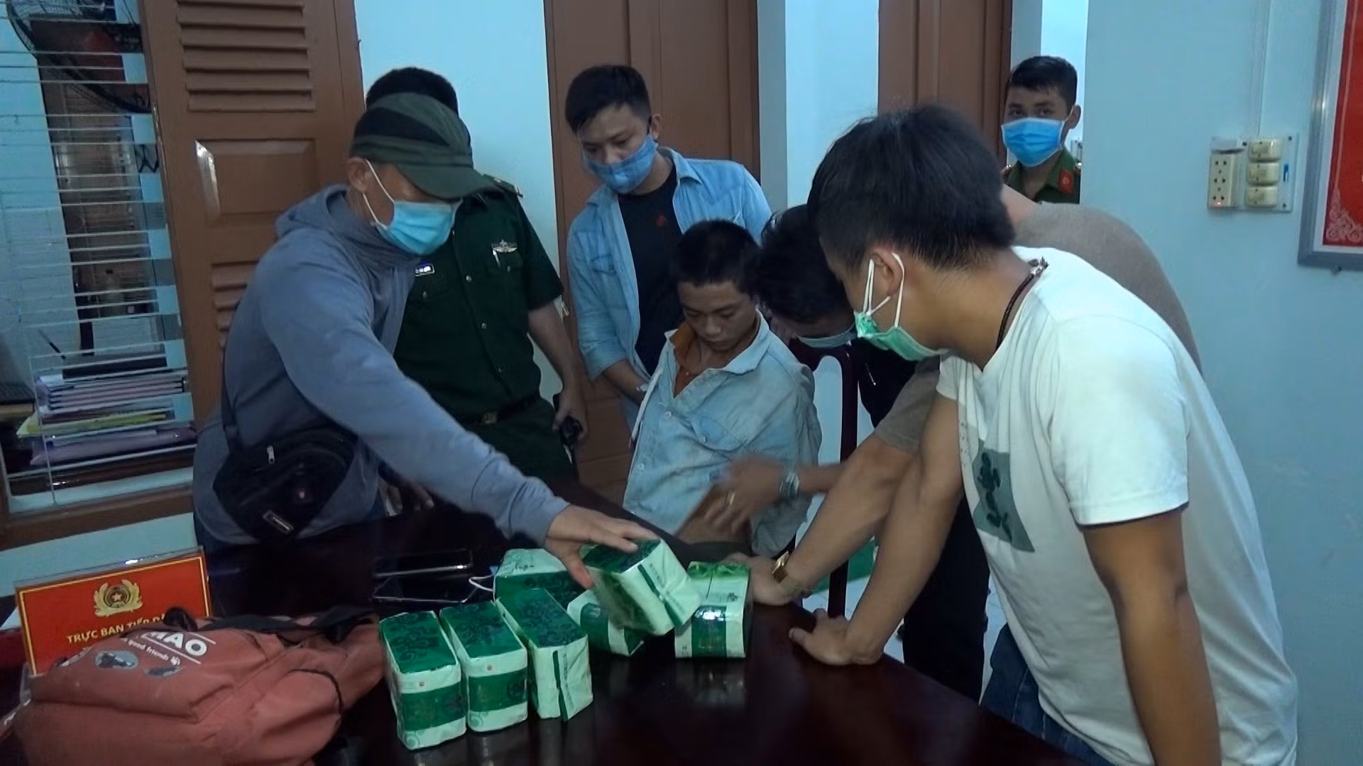Lực lượng biên phòng Khánh Hòa bắt giữ người và thu giữ tang vật ma túy trong một chuyên án. Ảnh: TTXVN phát