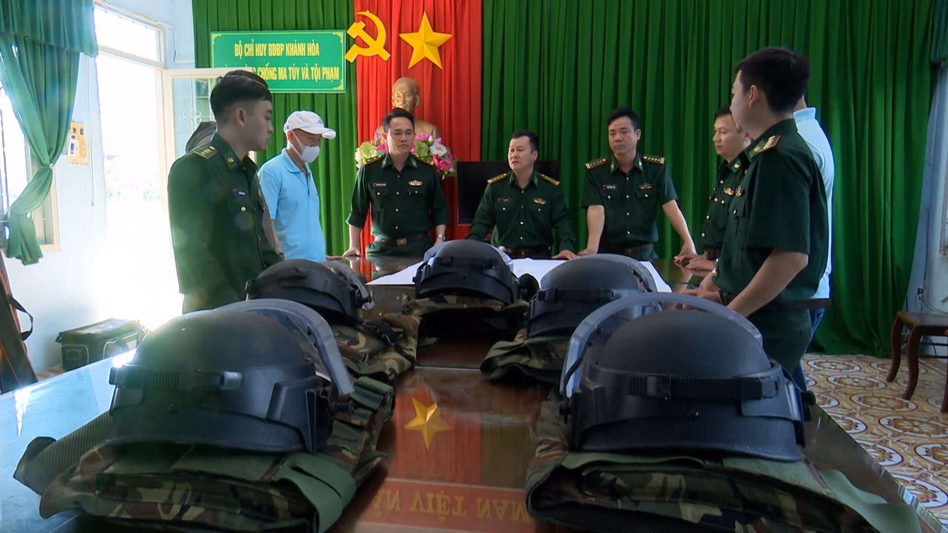 Lực lượng biên phòng Khánh Hòa họp triển khai các nhiệm vụ phòng, đấu tranh phòng chống tội phạm ma túy. Ảnh: TTXVN phát