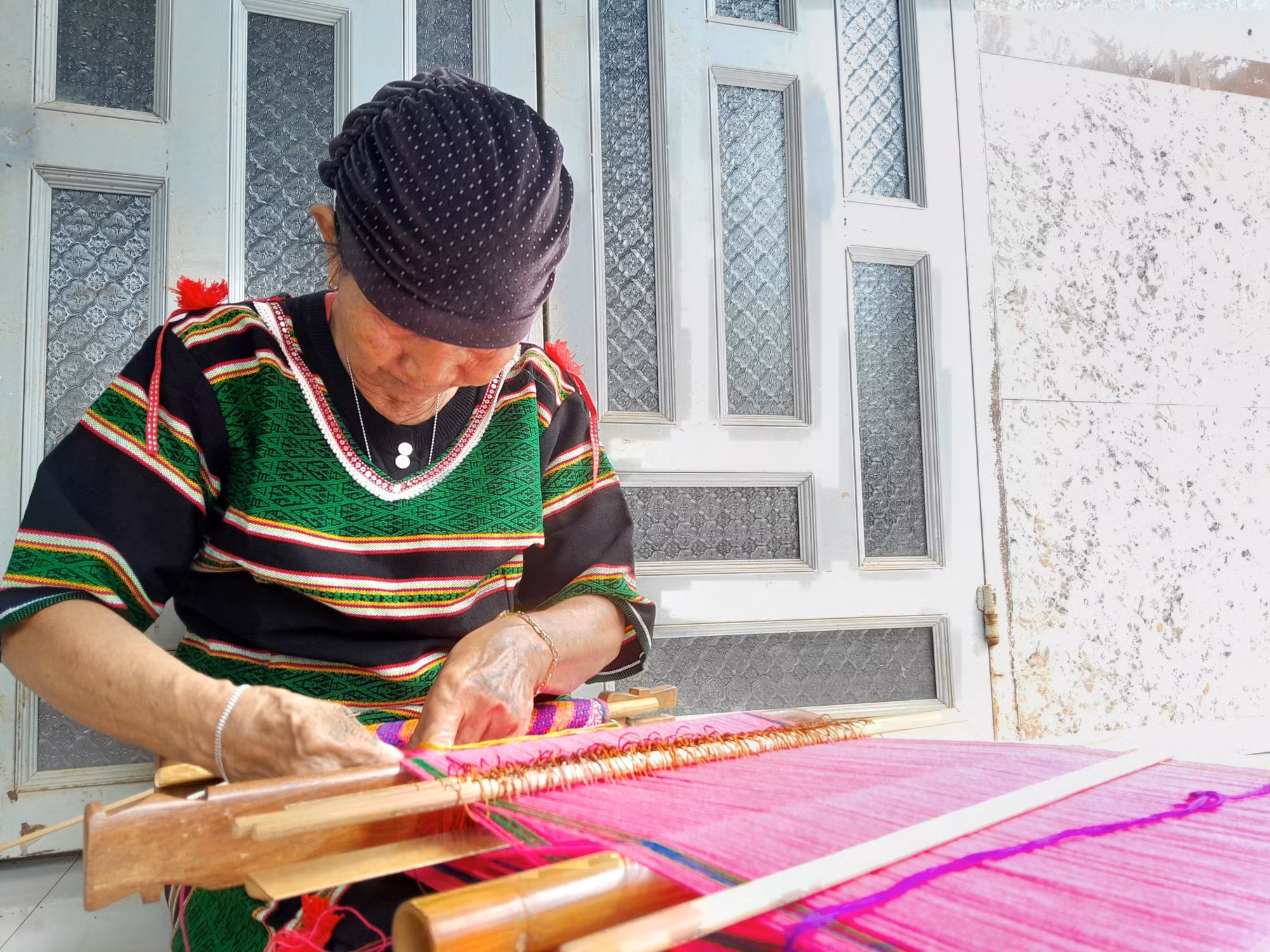 Bà Thị Y Rơ tỉ mỉ từng đường chỉ để tạo tấm thổ cẩm chất lượng.