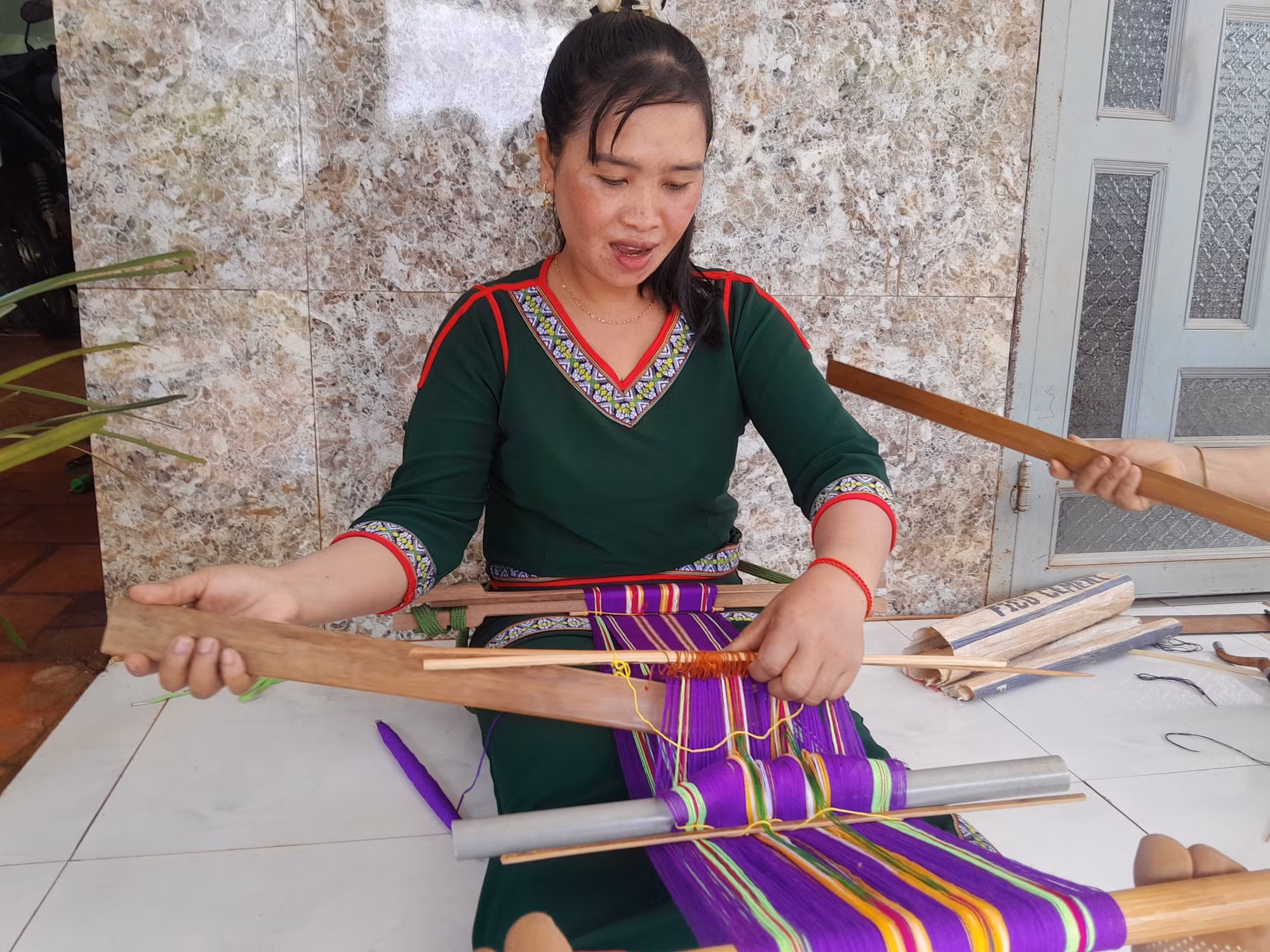 Chị Thị Tức đã thành thạo dệt thổ cẩm sau khi học từ bà Thị Y Rơ.