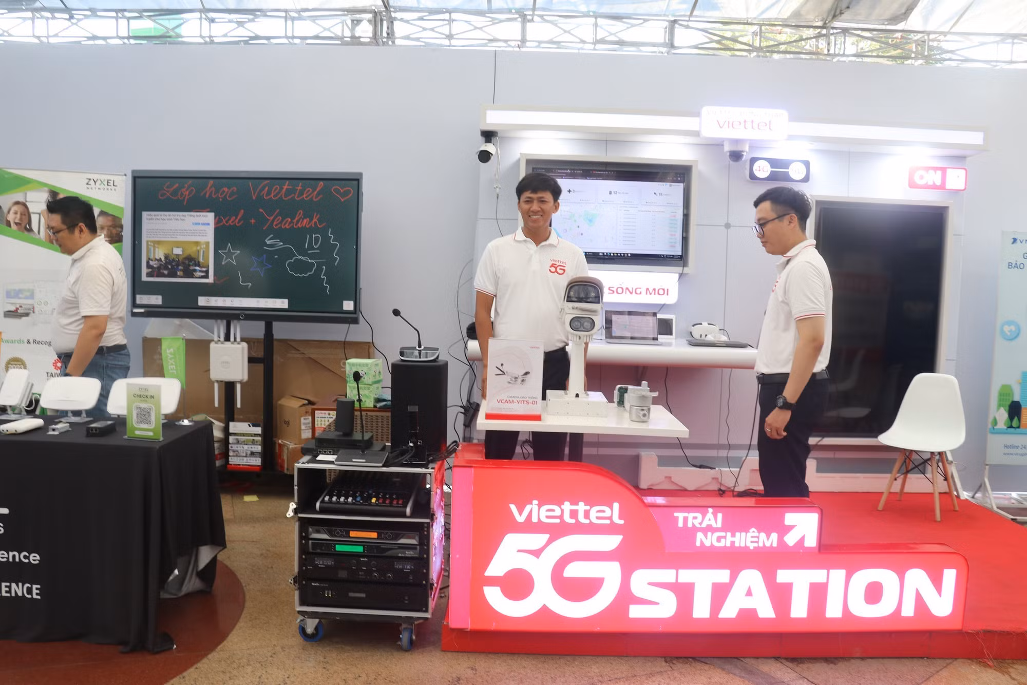Trưng bày sản phẩm công nghệ số của Viettel Đồng Tháp.