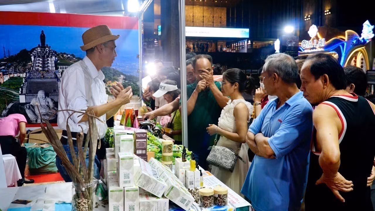 Du khách thích thú các sản vật của các địa phương tại Triển lãm.