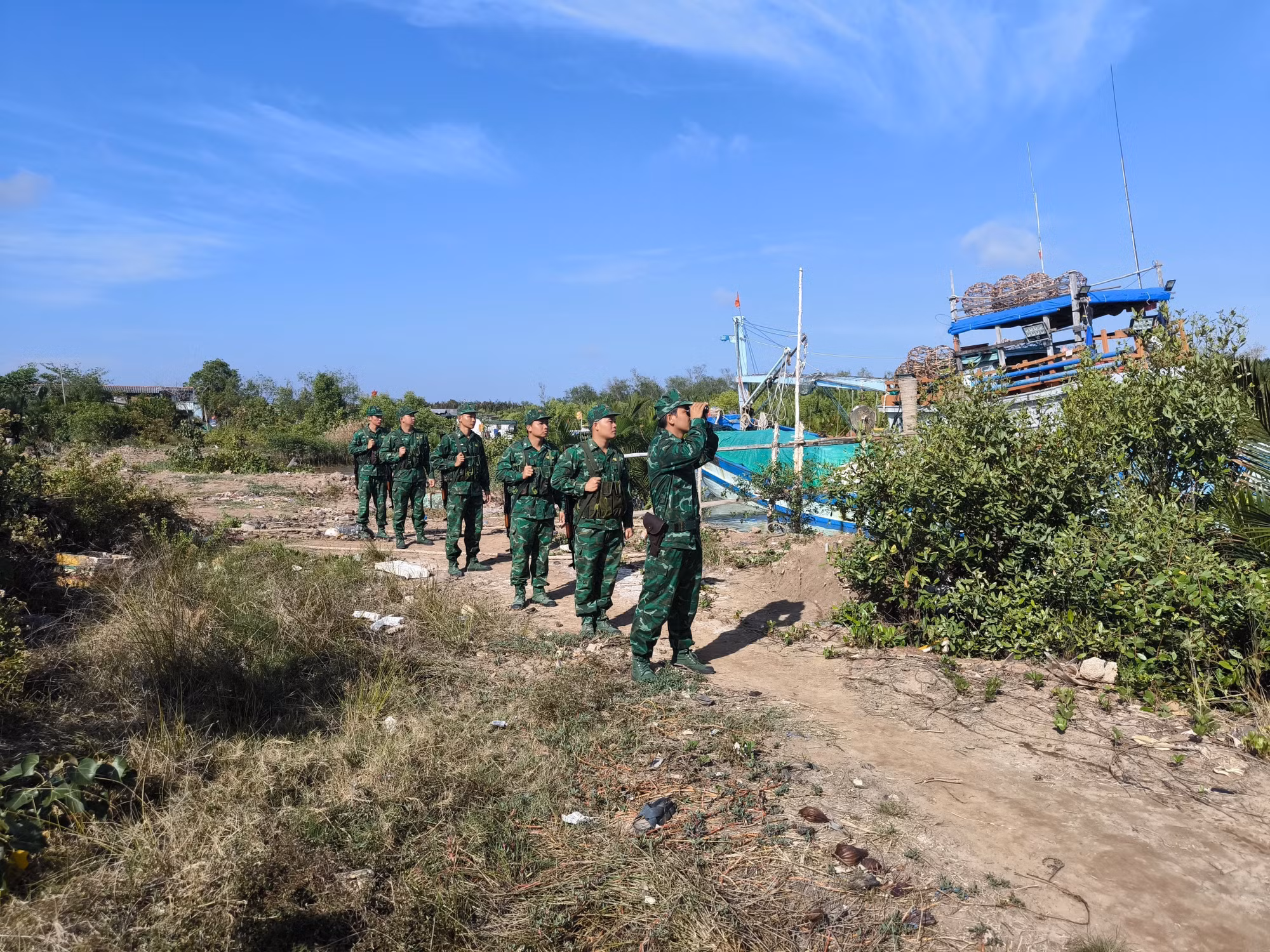 Chiến sĩ Đồn Biên phòng Hàm Luông tuần tra bảo vệ biên giới biển.