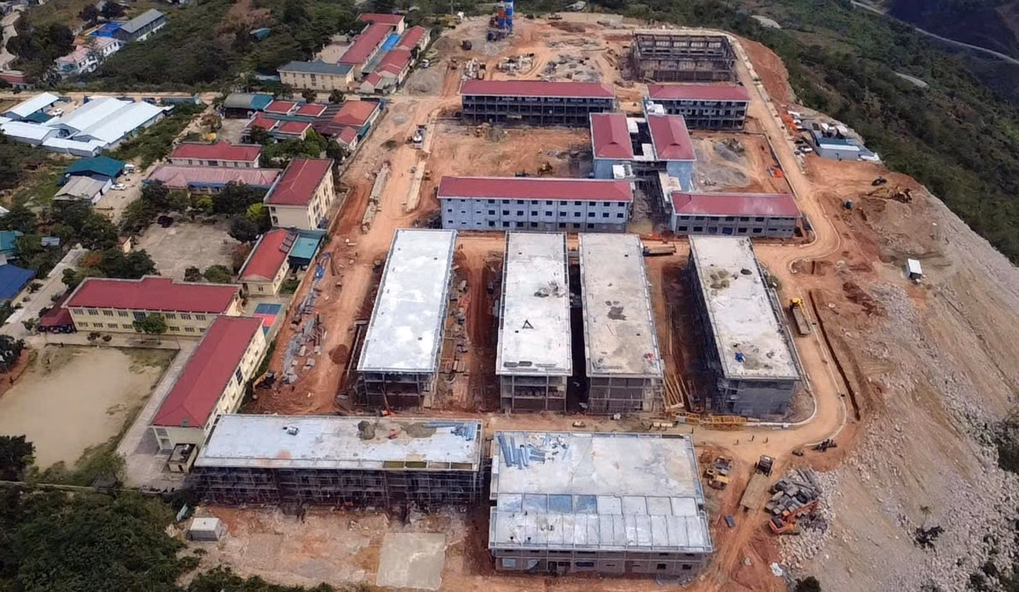 Trường Phổ thông nội trú liên cấp Tiểu học và Trung học cơ sở Pa Tần đang được gấp rút thi công.