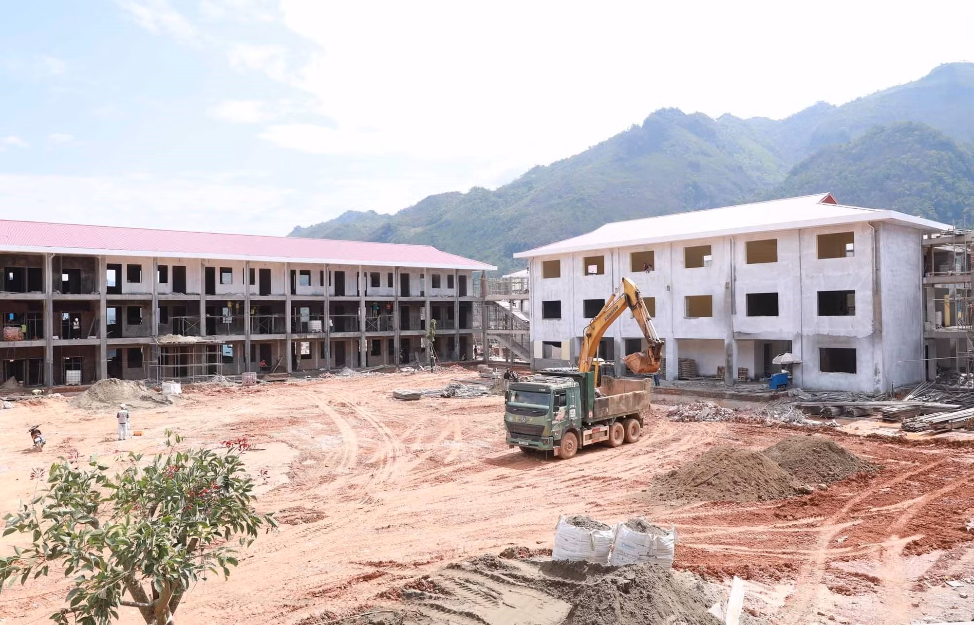 Đơn vị thi công đang gấp rút hoàn thiện các hạng mục của Trường Phổ thông nội trú liên cấp Tiểu học và Trung học cơ sở Pa Tần.