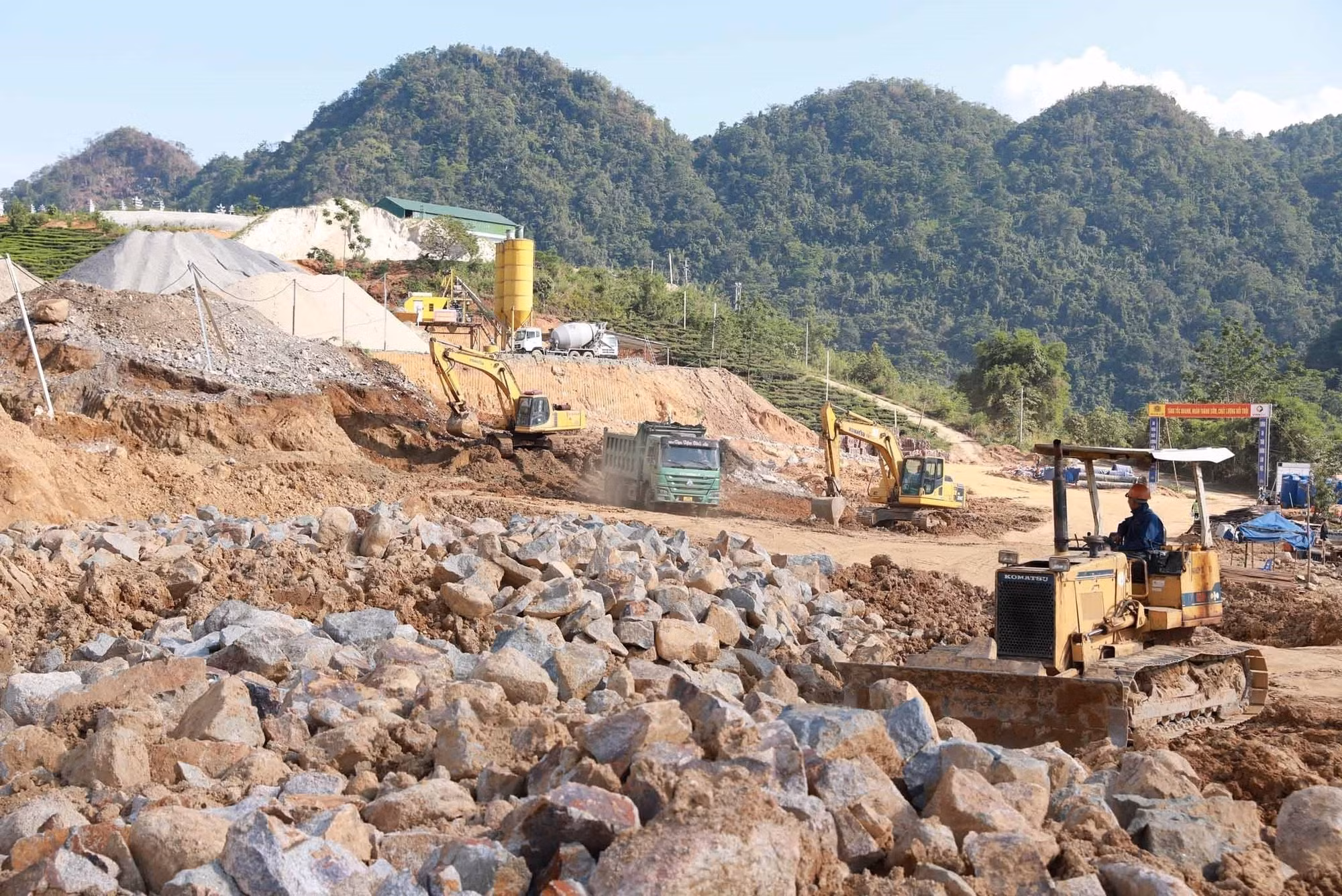 Mặt bằng Trường Phổ thông nội trú liên cấp Tiểu học và Trung học cơ sở Sin Suối Hồ hiện đã đạt trên 90% khối lượng, phấn đấu hoàn thiện xong trước mùa mưa.