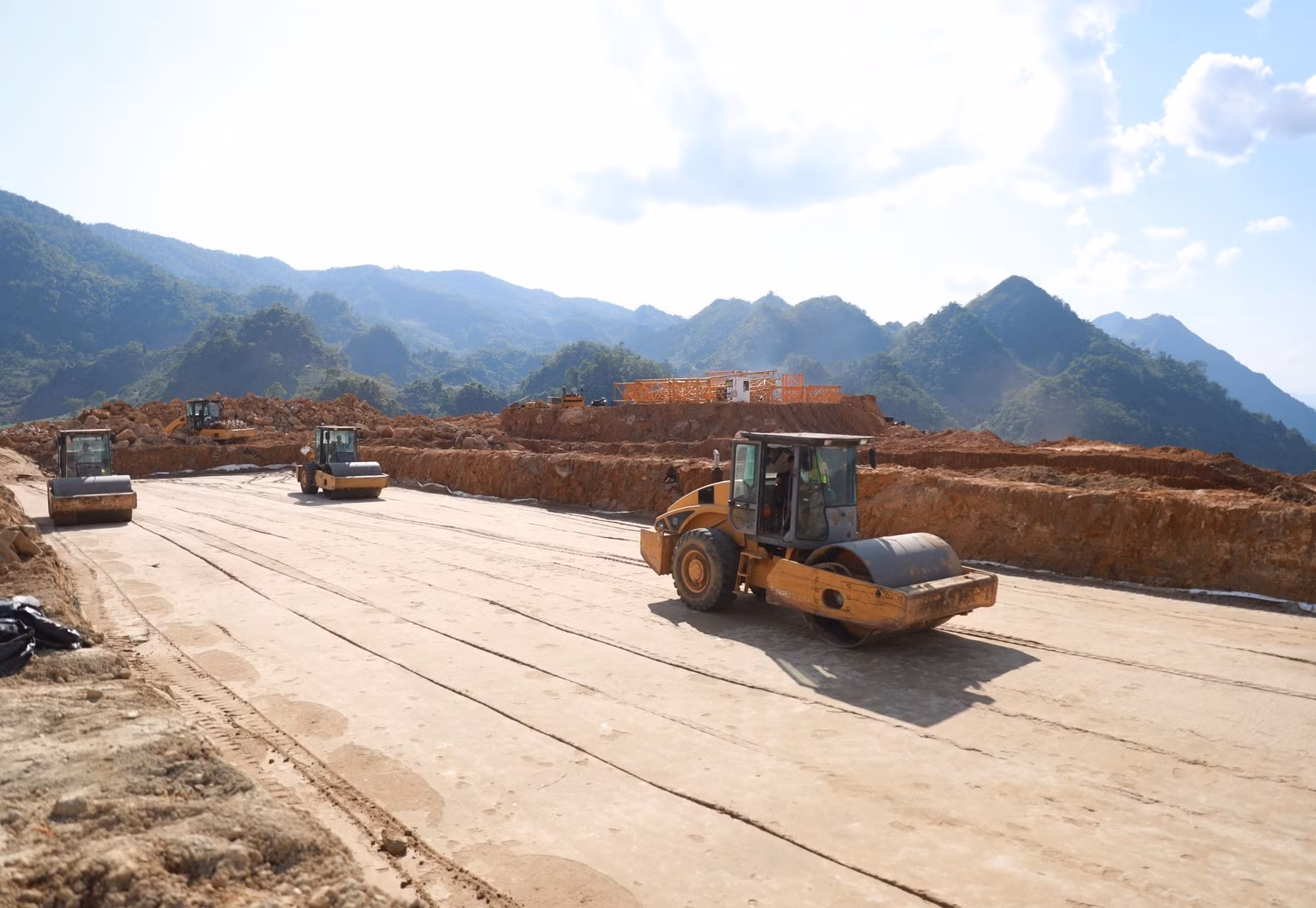 Đơn vị thi công tập trung máy móc thi công móng các khối nhà của Trường Sin Suối Hồ, đảm bảo lên cốt 0 trước mùa mưa.