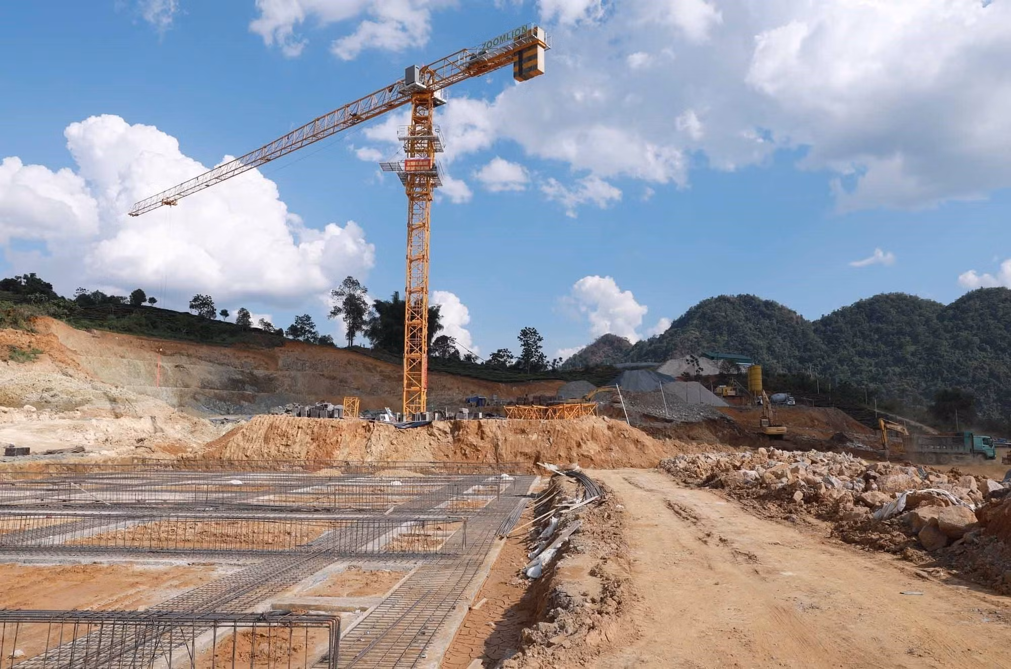 Đơn vị thi công đang gấp rút hoàn thiện móng Trường Phổ thông nội trú liên cấp Tiểu học và Trung học cơ sở Sin Suối Hồ, đảm bảo lên cốt 0 trước mùa mưa.