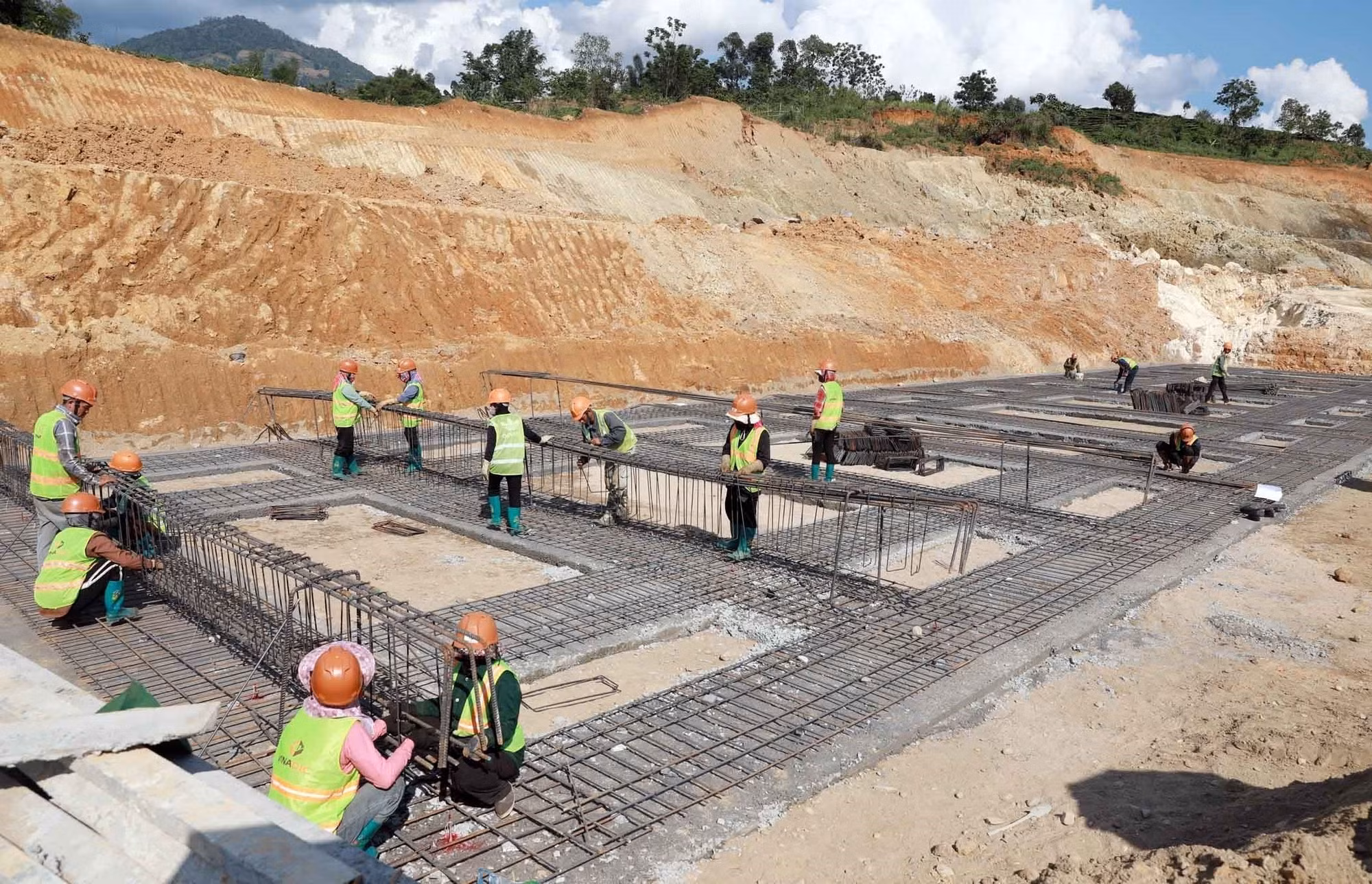 Trường Phổ thông nội trú liên cấp Tiểu học và Trung học cơ sở Sin Suối Hồ đang được đơn vị thi công gấp rút hoàn thiện móng trước mùa mưa.