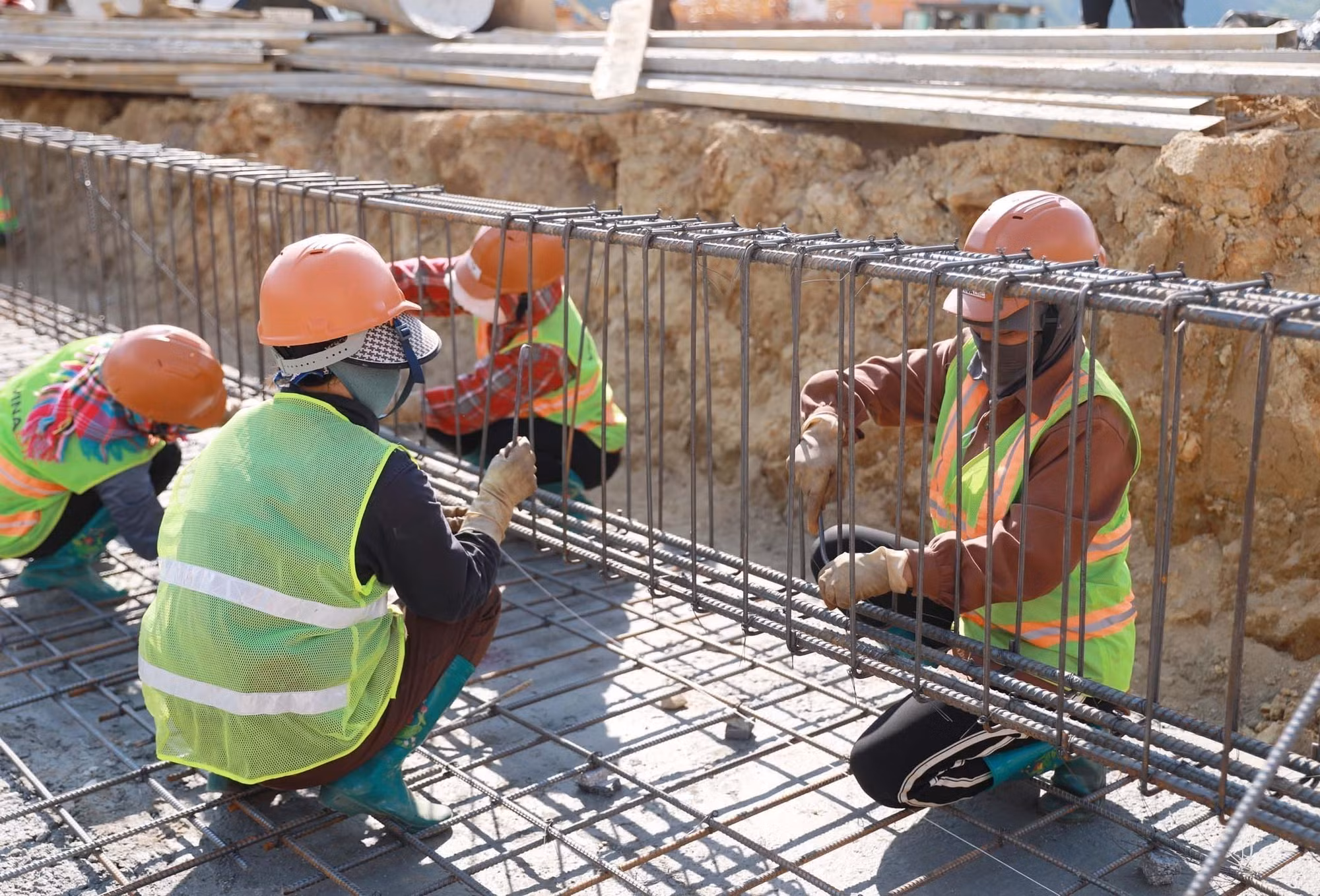 Đơn vị thi công tập trung nhân lực thi công xong móng Trường phổ thông nội trú liên cấp Tiểu học và Trung học cơ sở Sin Suối Hồ, đảm bảo lên cốt 0 trước mùa mưa.